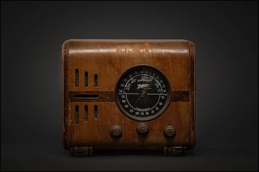 Vintage Zenith Model 5-S-218 'Cube' radio from 1937-1938
