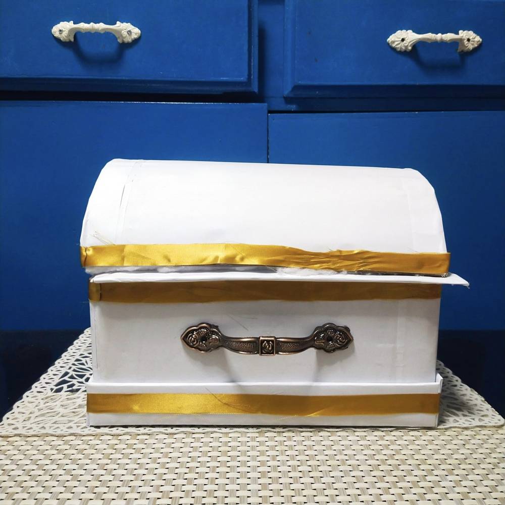 MANILA BULLETIN - 'KABAONG' PORTFOLIO LOOK: A white box with gold ...