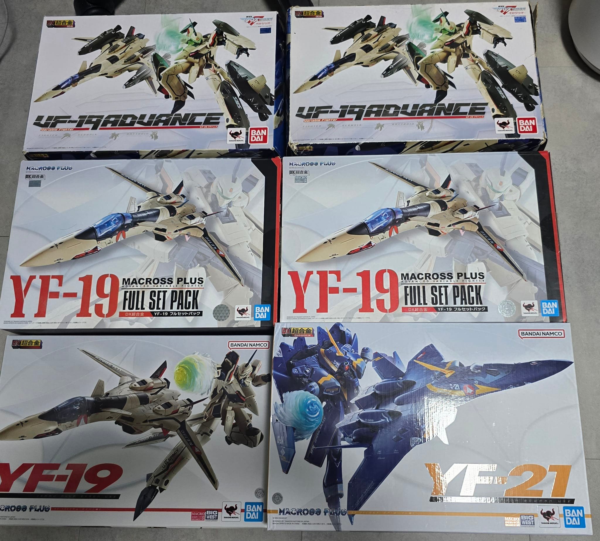 Macross Figure Collection and YF-19 vs YF-21 Comparison