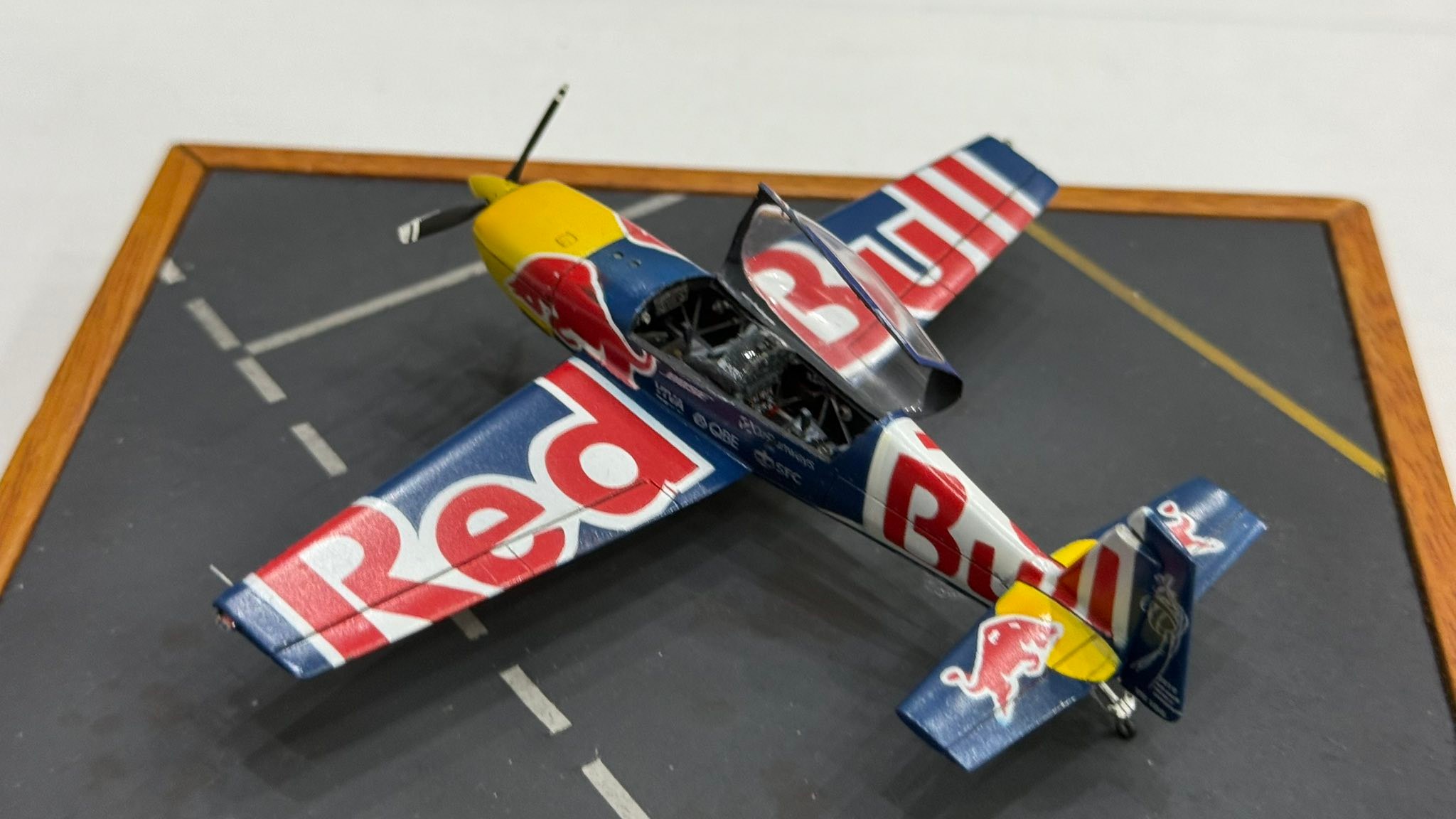 RedBull 75本 Red Bull Zivko Edge 540 aircraft model