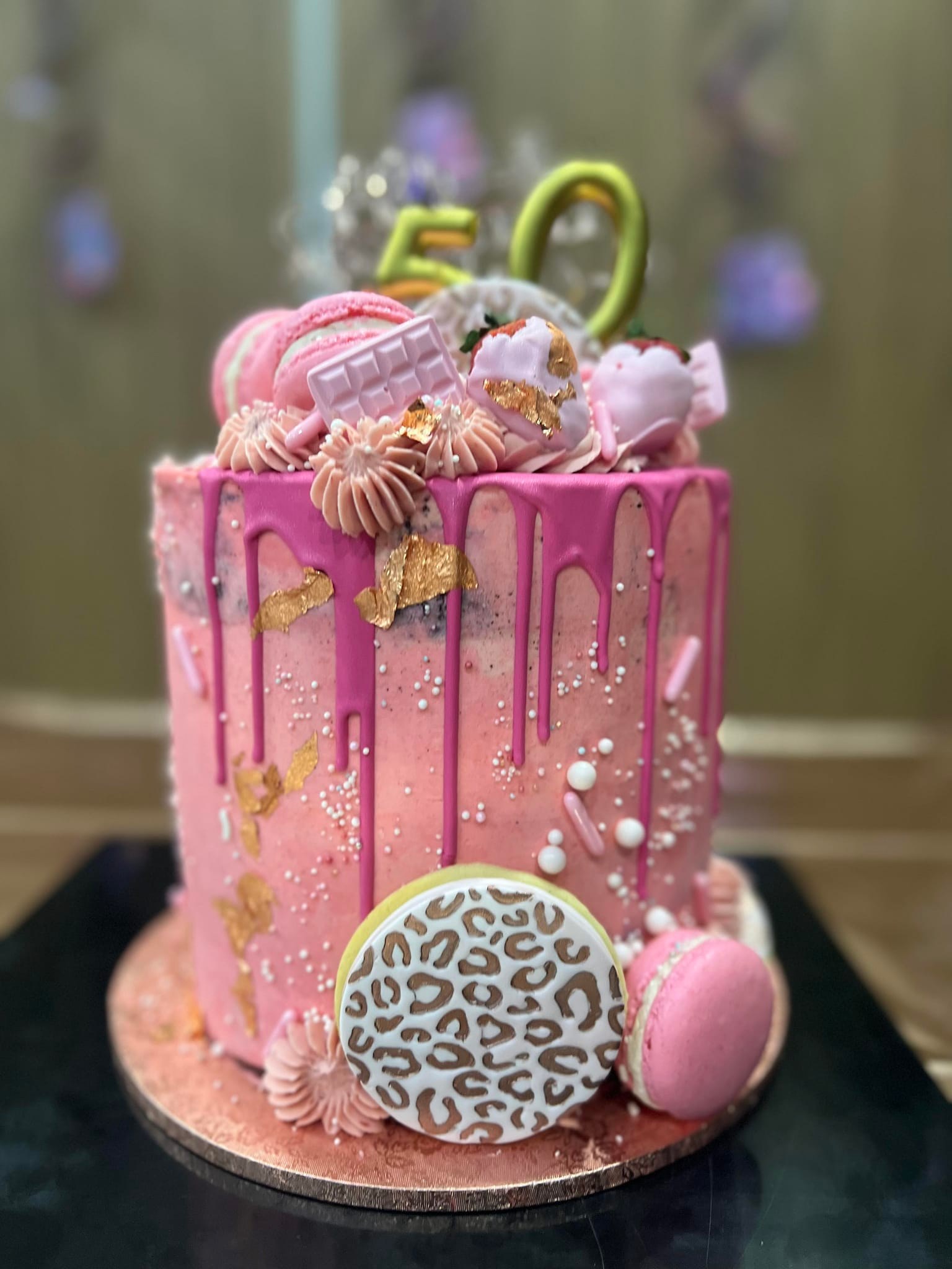 A 50th anniversary cake has never looked so sweet ❤️