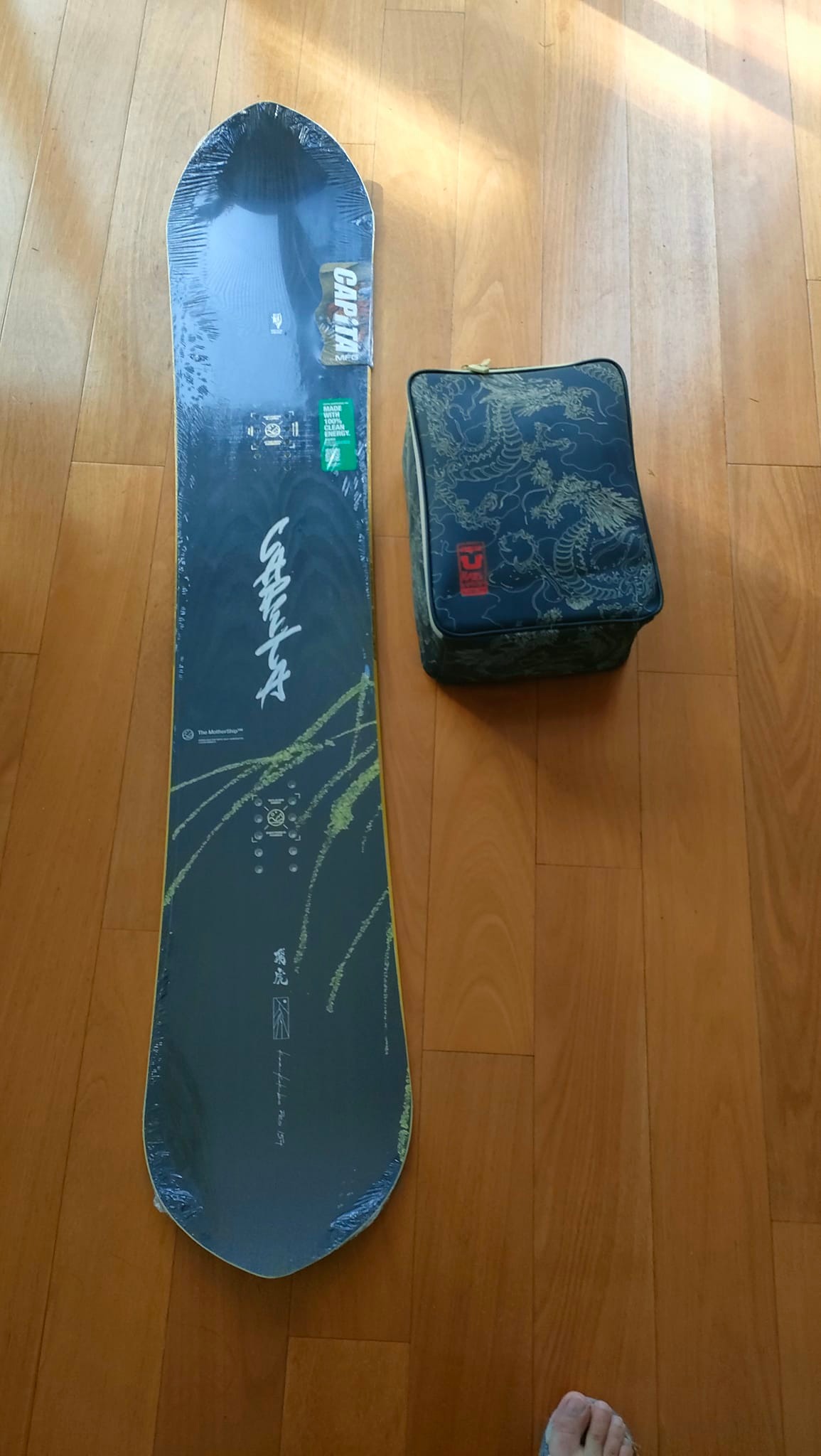 New 2025 Capita DOA 154cm snowboard with Union Force bindings