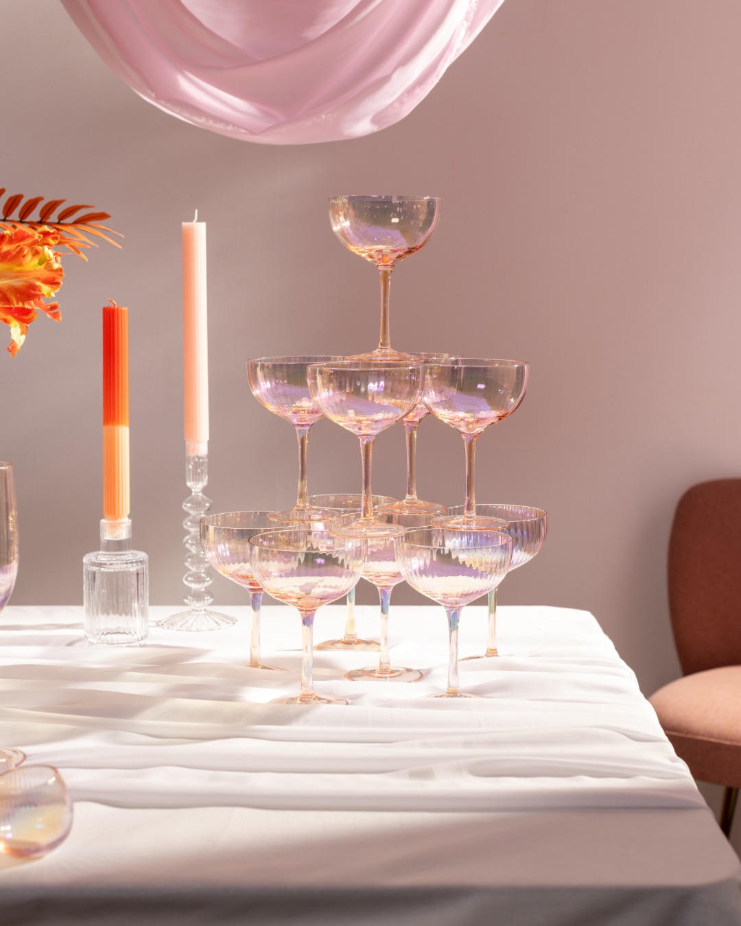 Bereit für den schönsten Tag eures Lebens? ✨💍 Unsere Glasserie Fancy darf dabei auf keinen Fall fehlen! Egal ob ein glamouröser Champagnerturm, ein prickelnder Sektanstoß oder edle Drinks zum