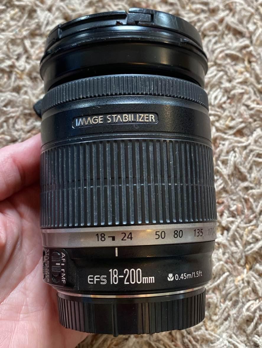 What do the specifications of the Canon EFS 18-200mm and 18-55mm