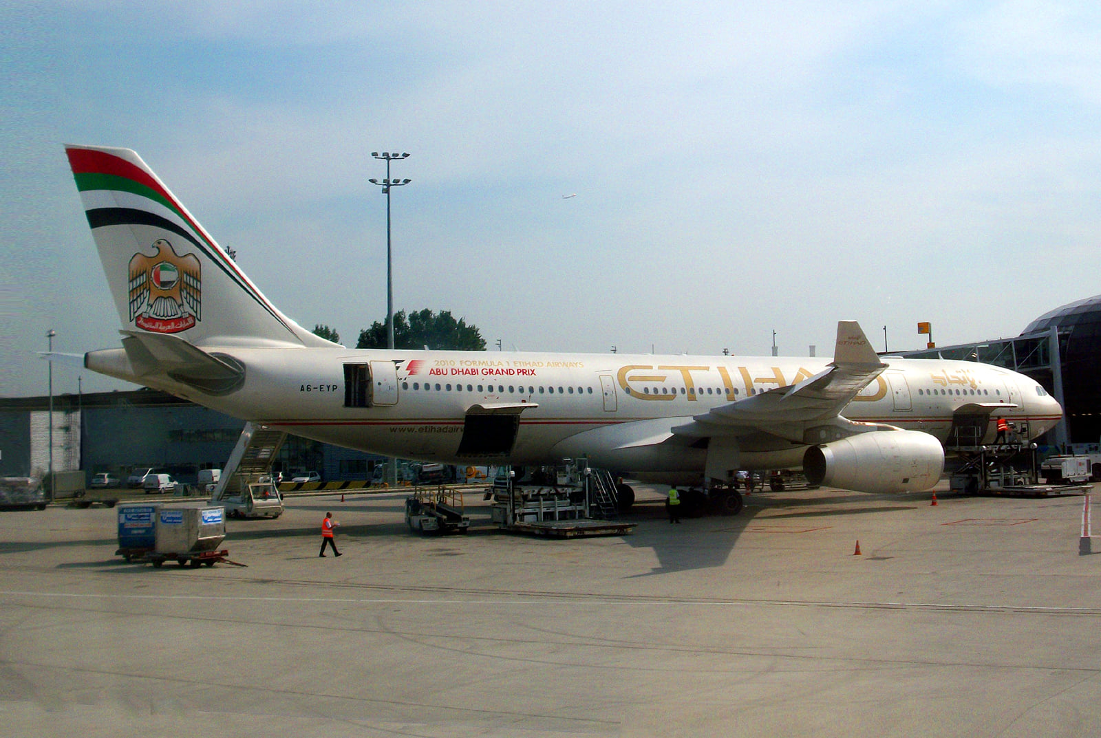 Etihad airways Airbus A330-343X Visit Abu Dhabi 2011 JCWINGS 1:400