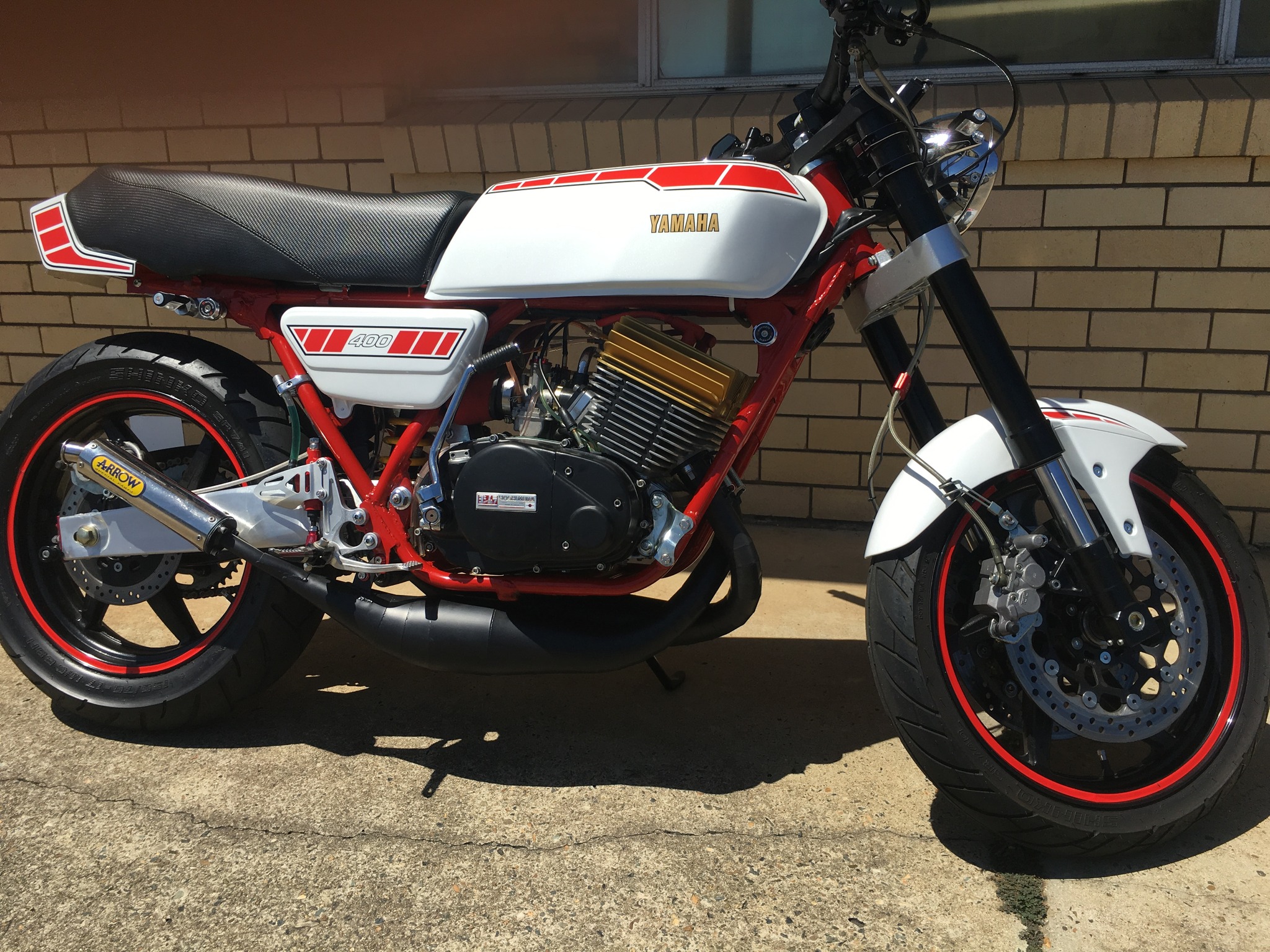 Modified air cooled Yamaha RD400 with twin disc front end
