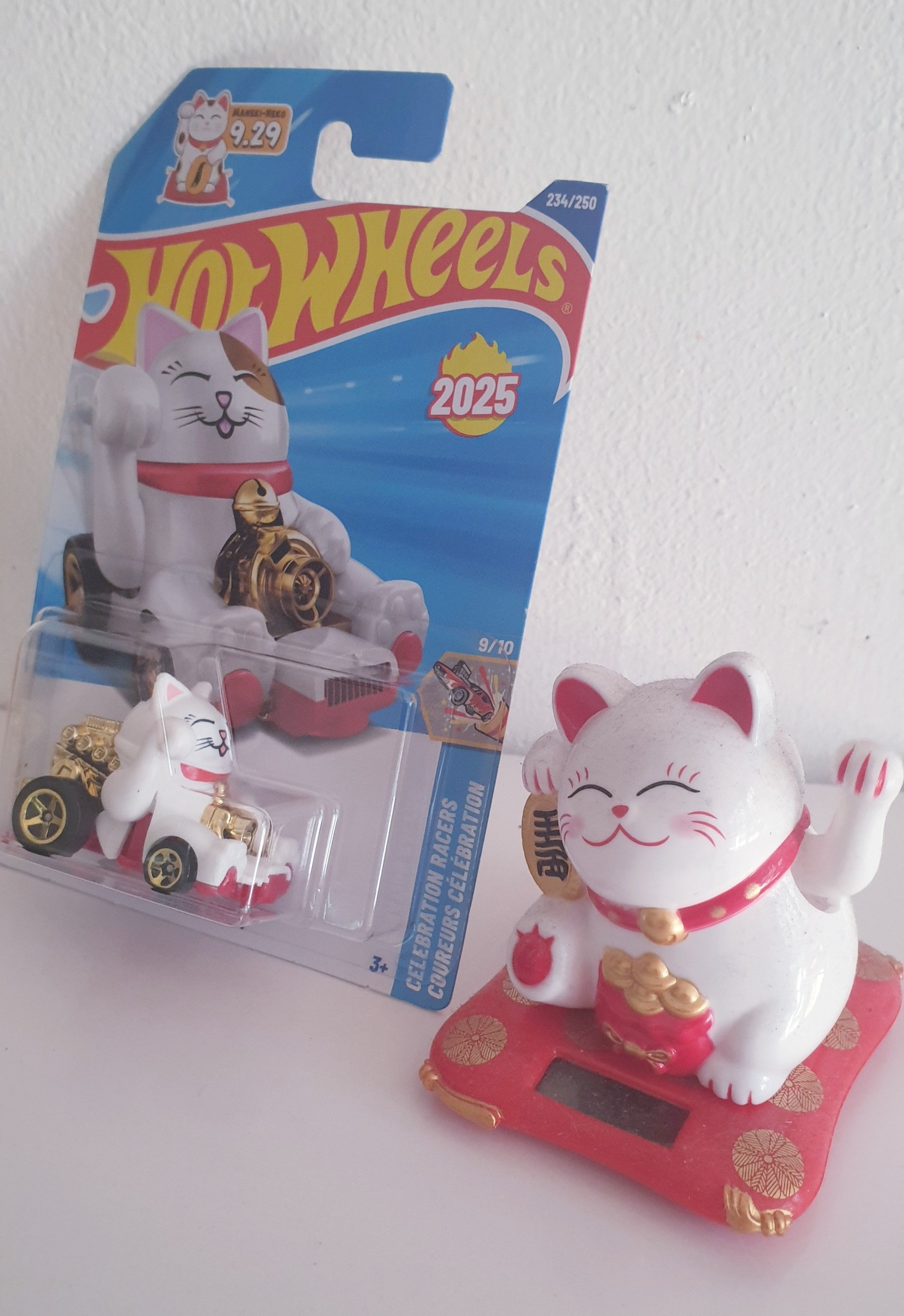 Hot Wheels Feline Lucky Bianco #234/250, Serie HW Celebration Racers, Scala 1:64, Anno 2025, Nuovo In Scatola