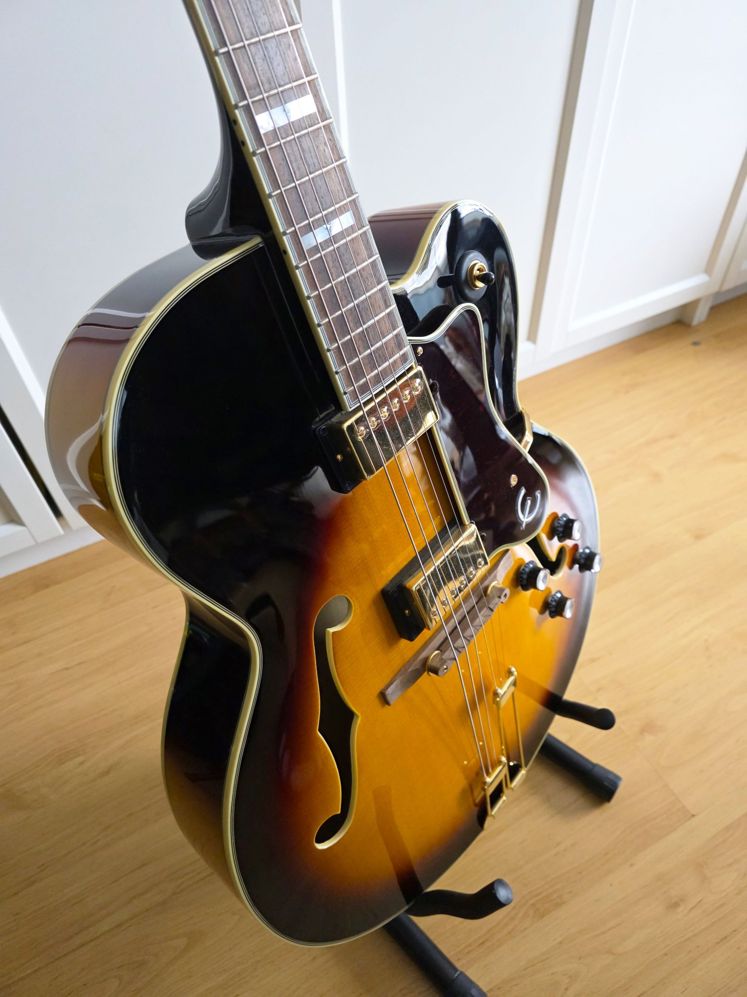 Customized Epiphone Broadway (2006): -P 90's -Bigsby B6 -New