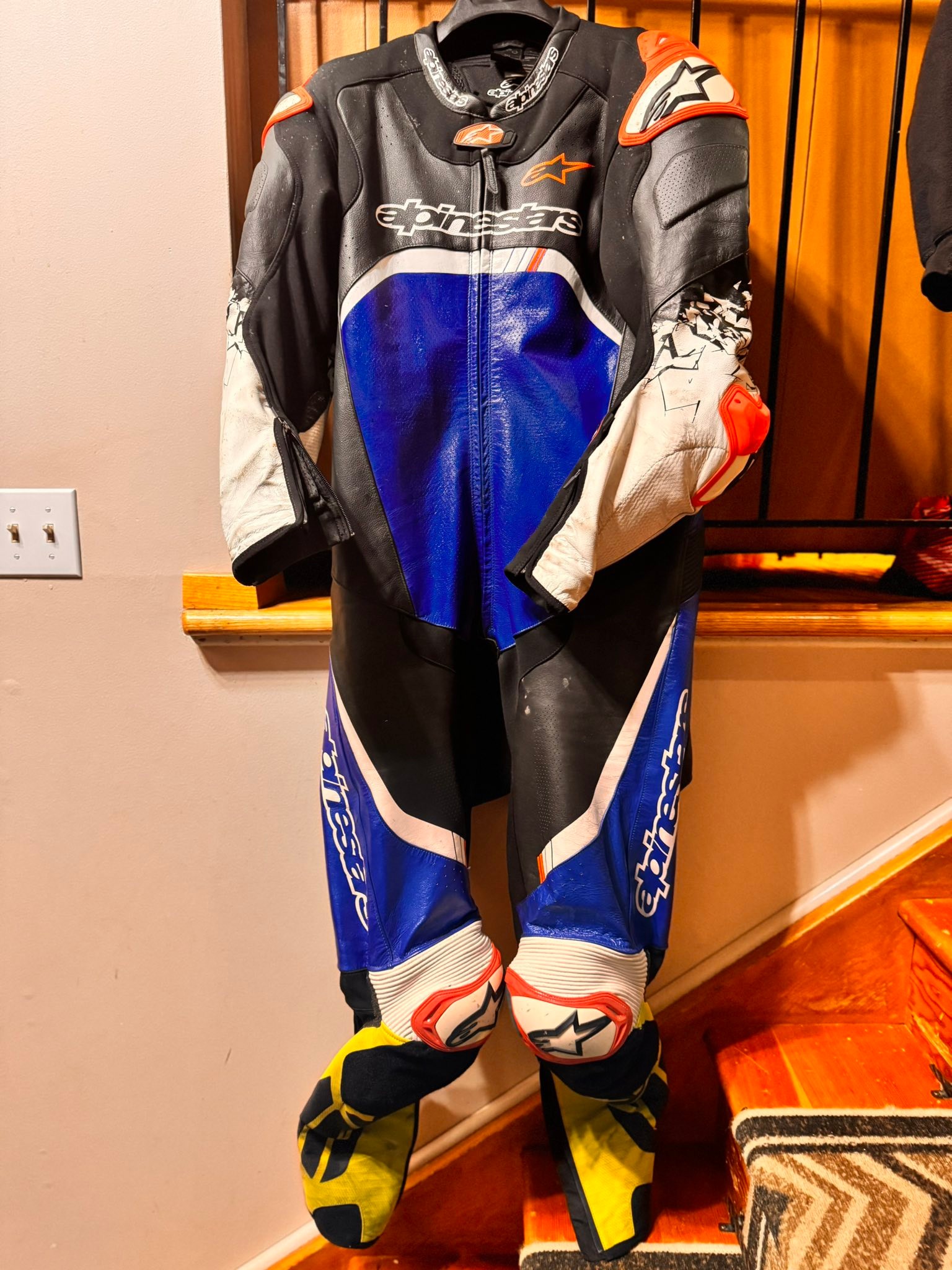 Alpinestars motegi v3 2 piece suit, used 3 times. I bought it few 