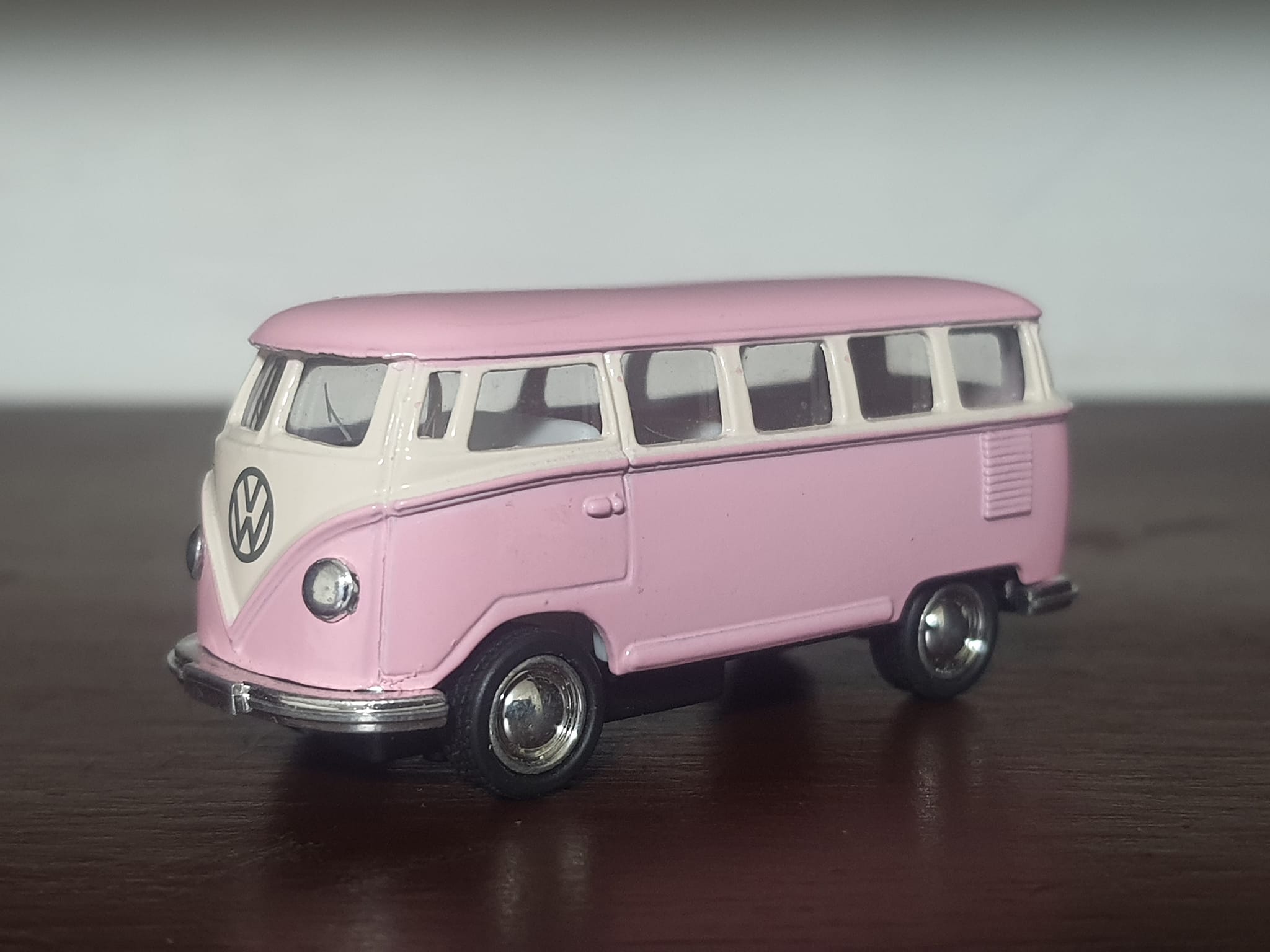 1962 Volkswagen bus die-cast collectible at Amazon