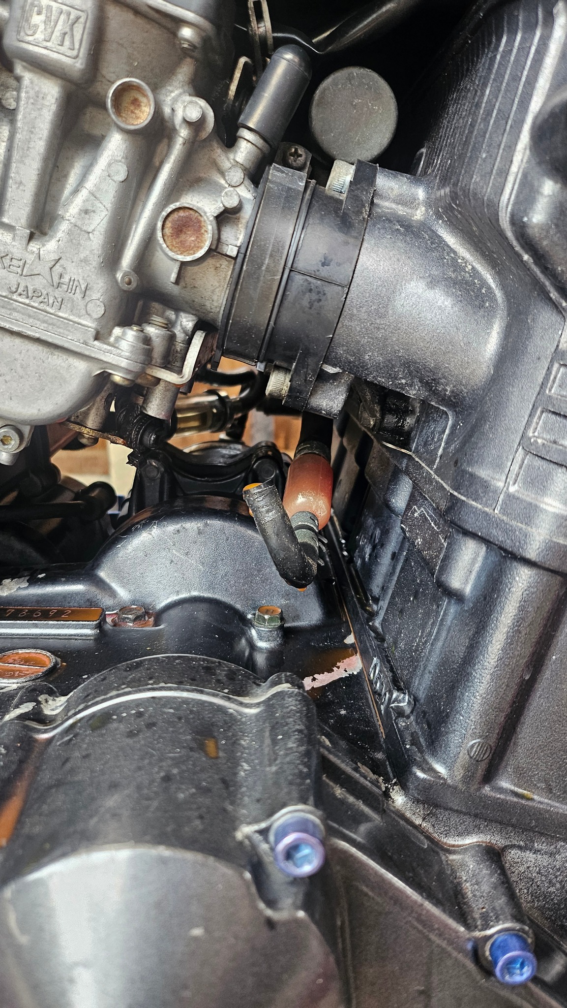 Where do water pipes go around the manifold on a Kawasaki ZXi1100?