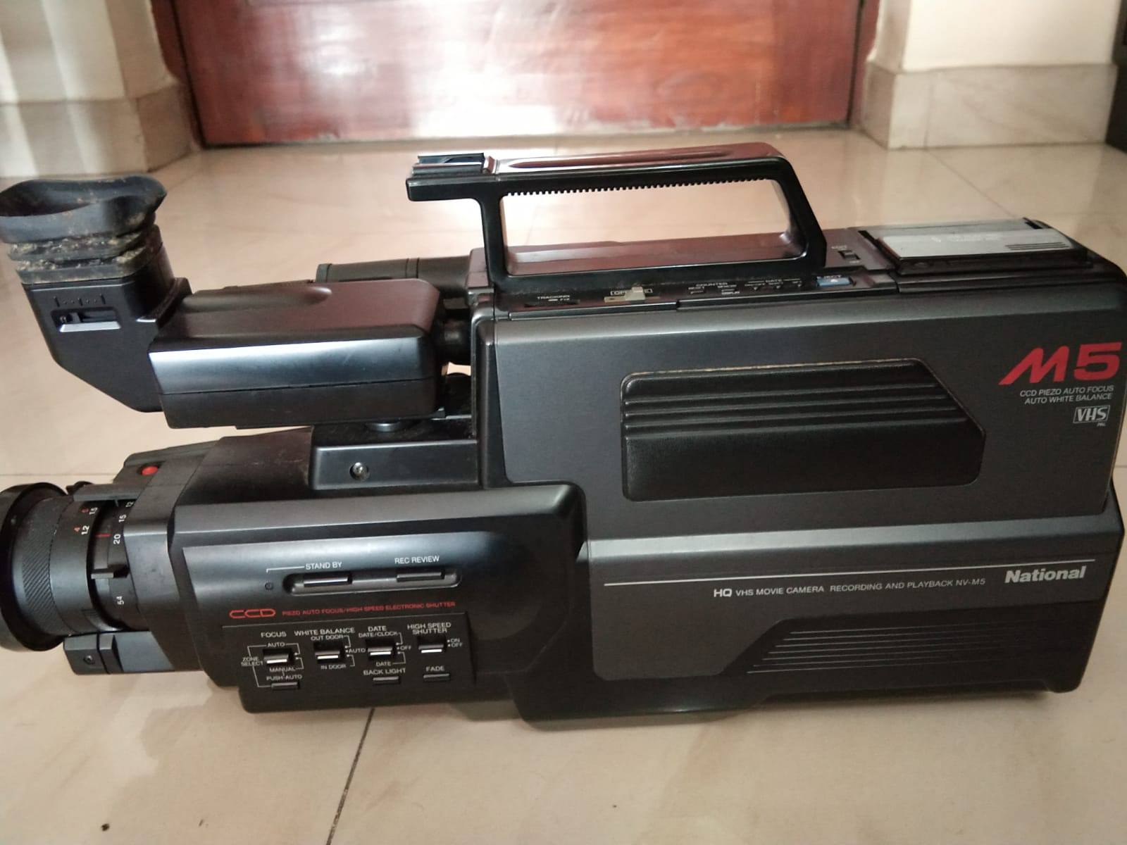 The camera in the image is a *National NV-M200*, a VHS-C R550