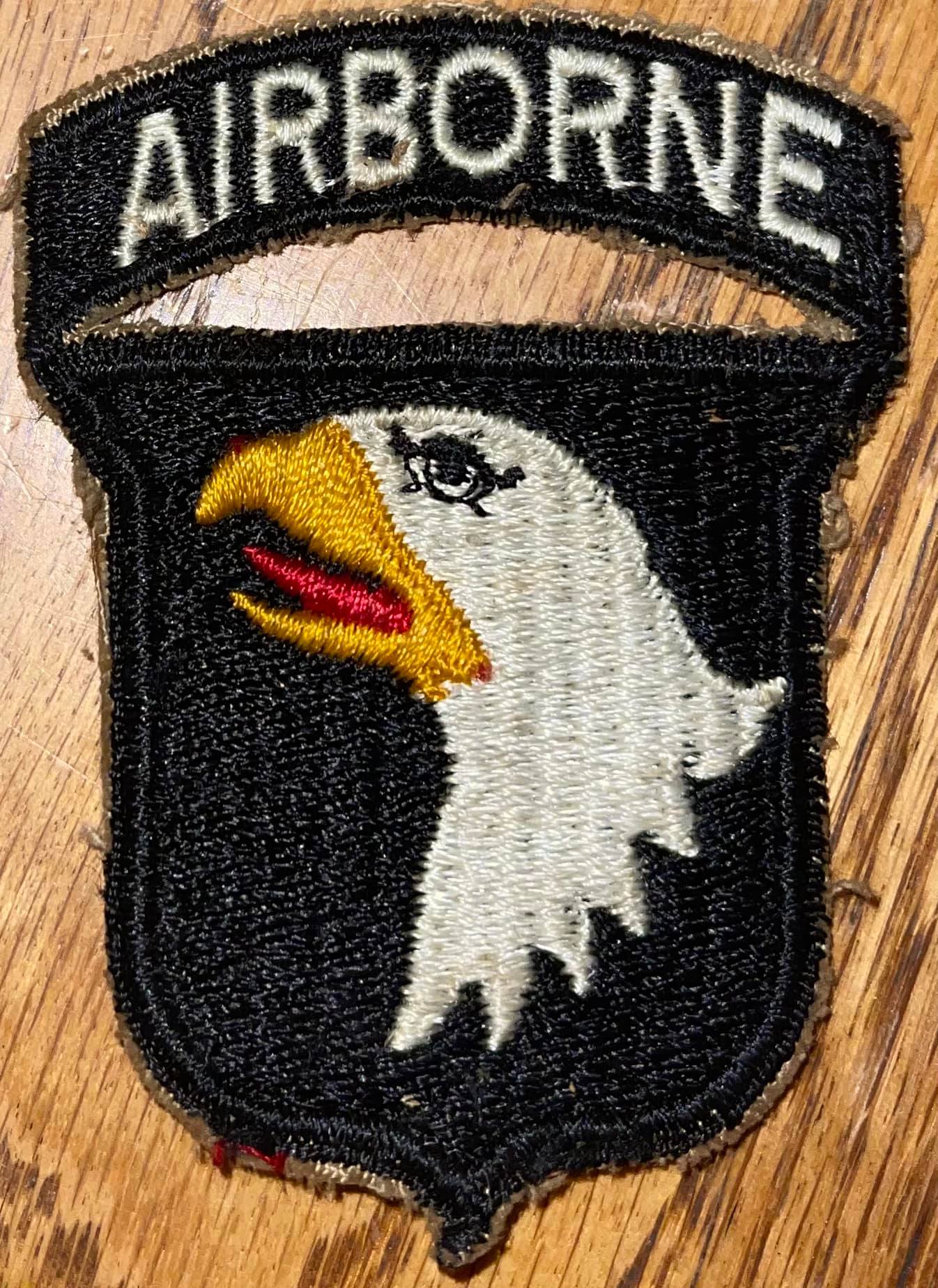 U.S MILITARY 101st AIRBORNE DIVISION TIE BAR TIE TAC MADE IN THE U.S.A