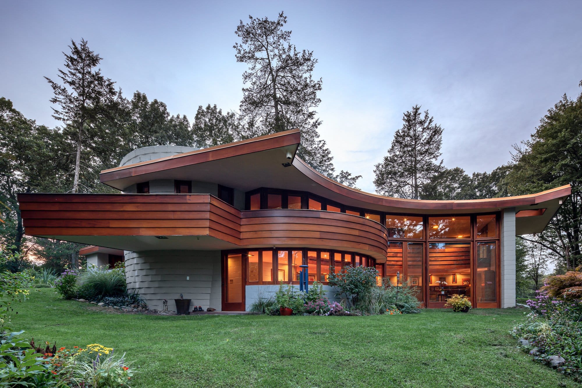 Exterior & Interior of the Frank Lloyd Wright Building at 140