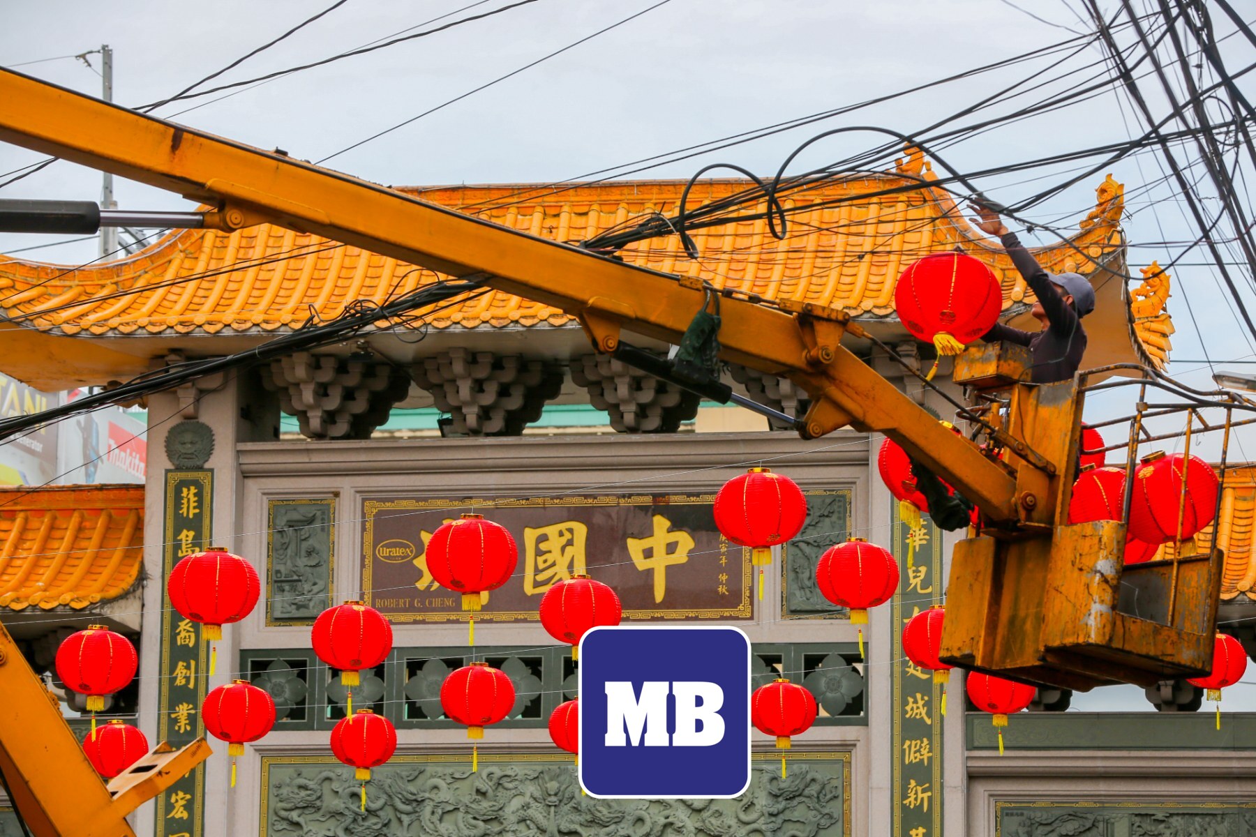 MANILA - Workers from Quezon City installed red Chinese lanterns along ...