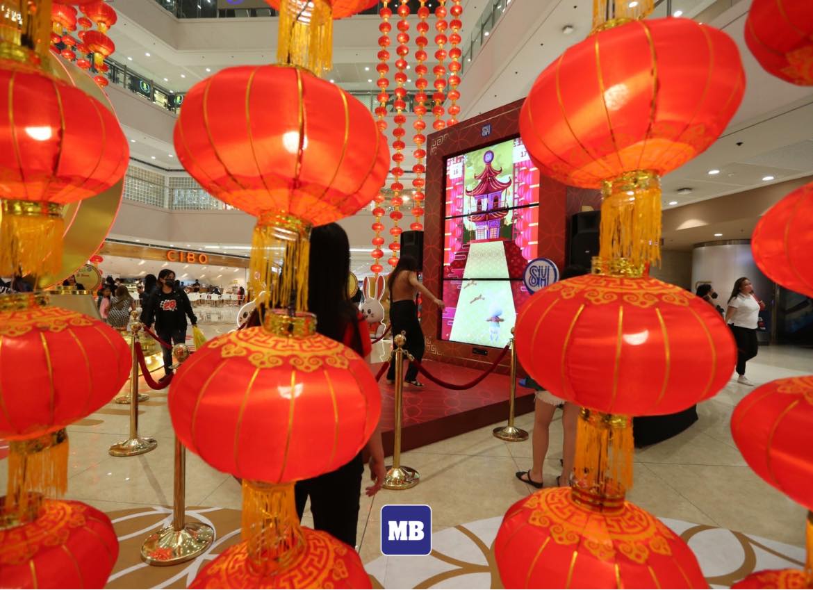 MANILA BULLETIN - Mallgoers enjoy their visit to the SM Megamall ...