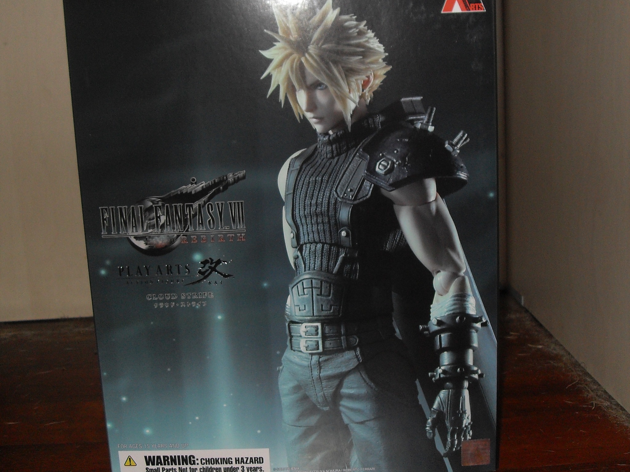 Another Cloud figure to join my collection. This is the Play arts 