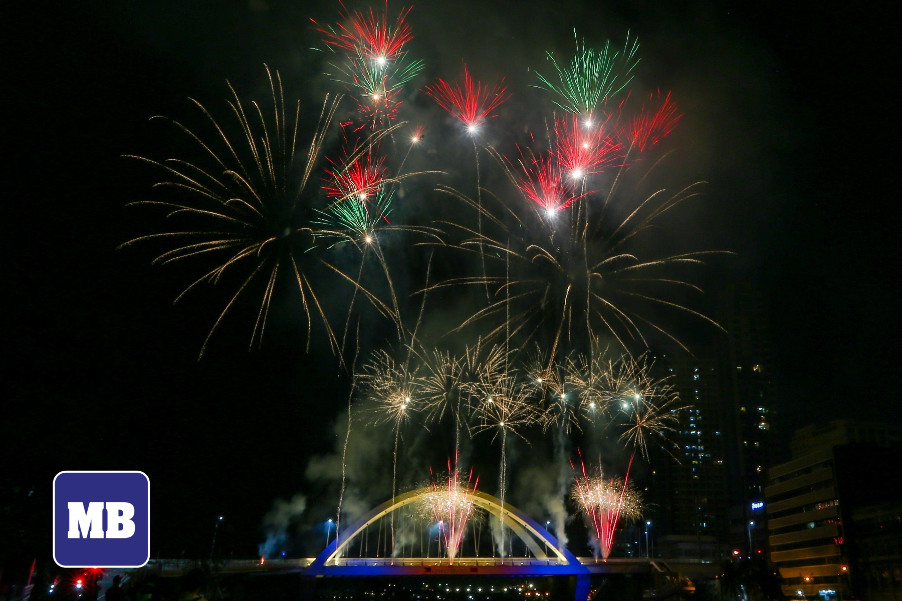 MANILA BULLETIN - A spectacular fireworks display above the Filipino ...