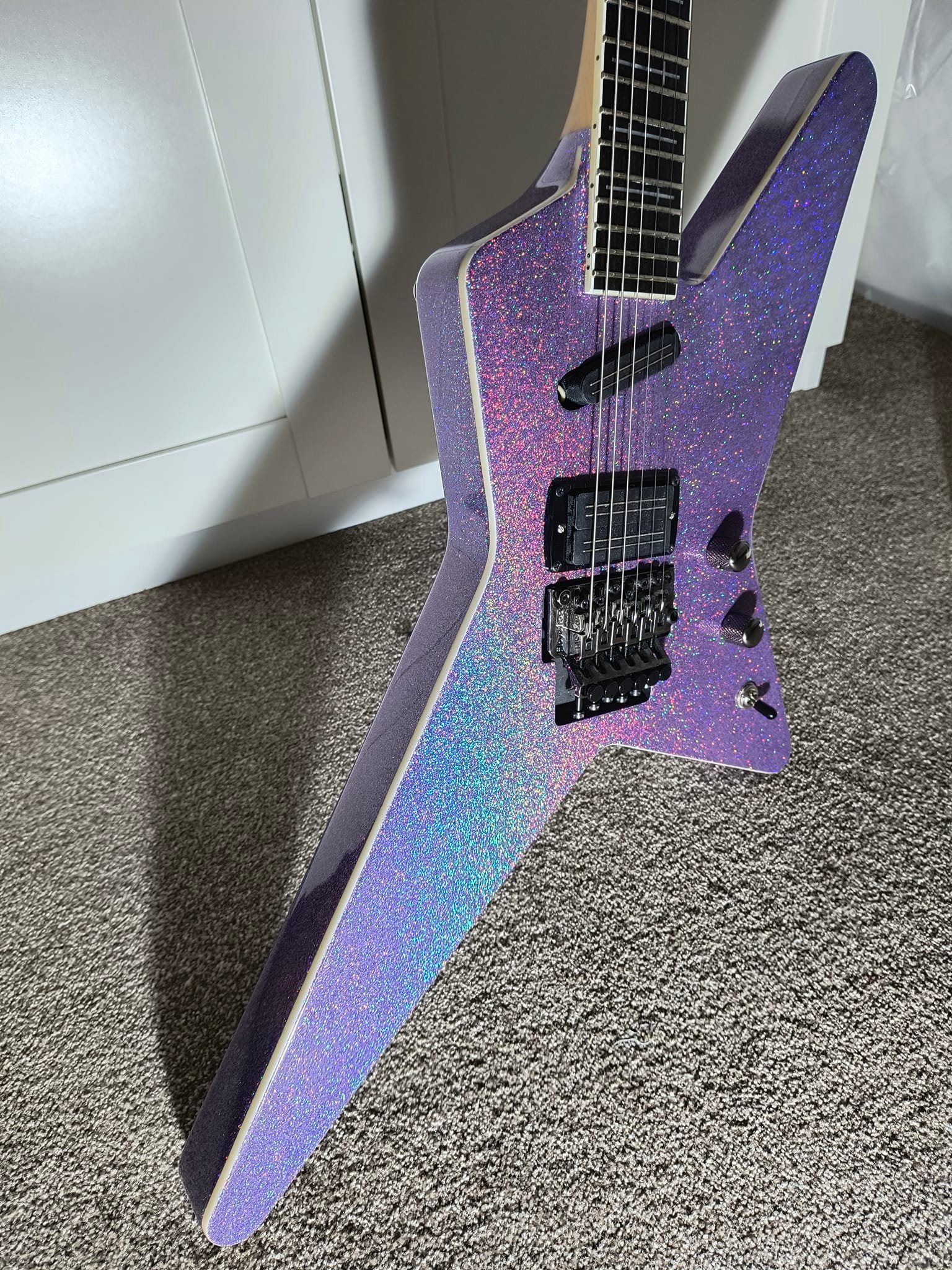 Discovering a rare guitar from Roope