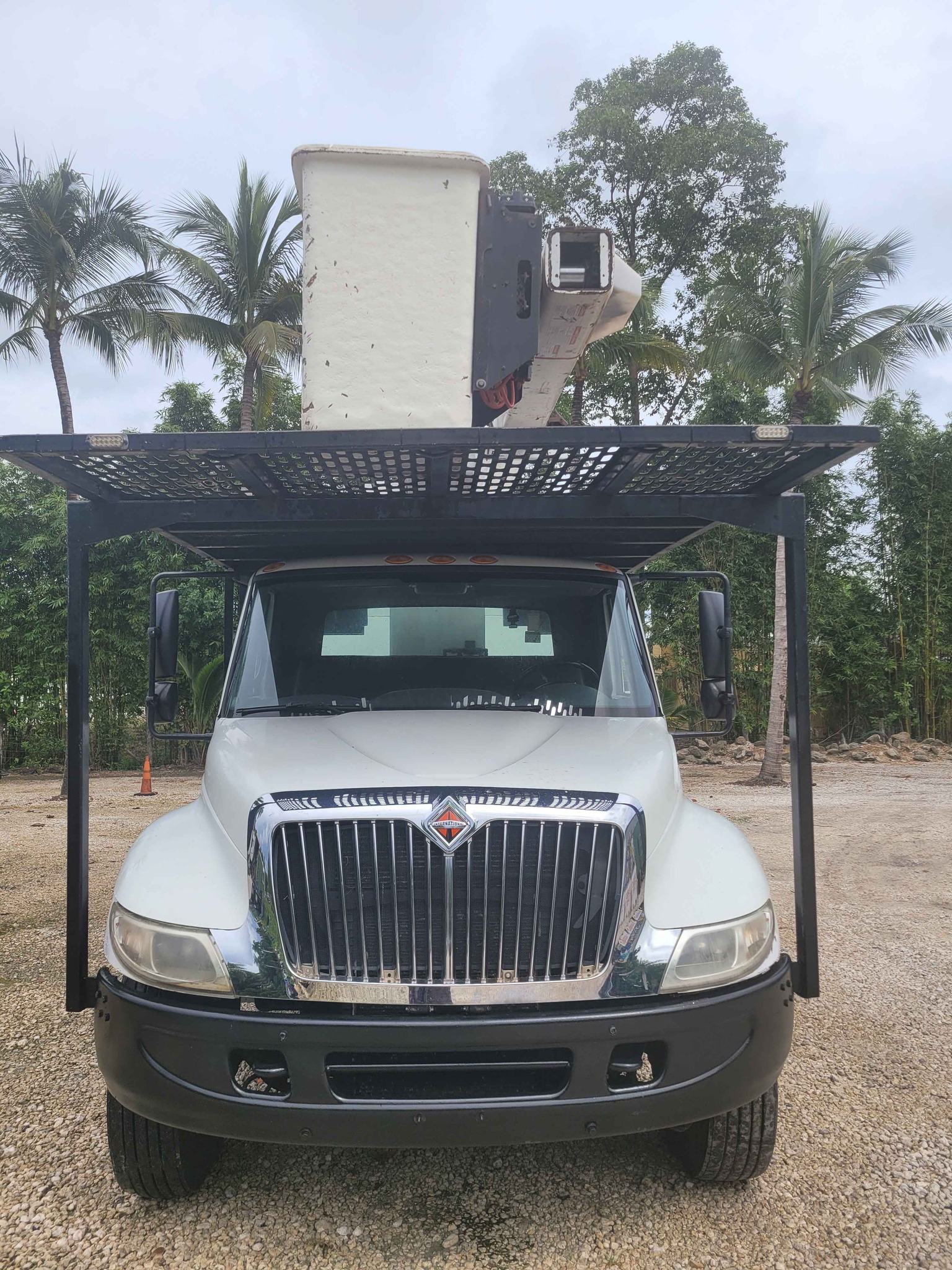2012 internstional forestry truck with lrv55 man basket and dump