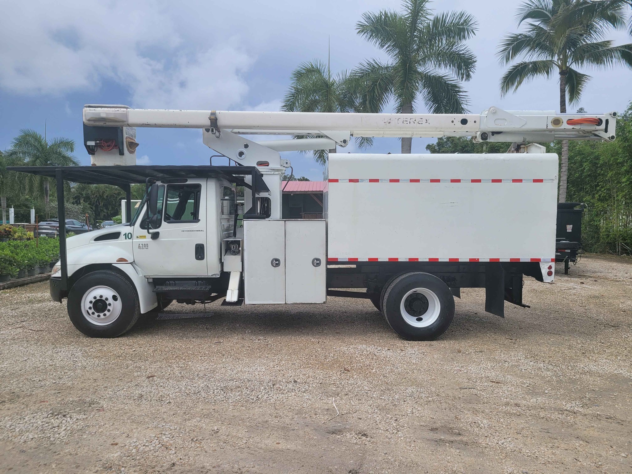 2012 internstional forestry truck with lrv55 man basket and dump
