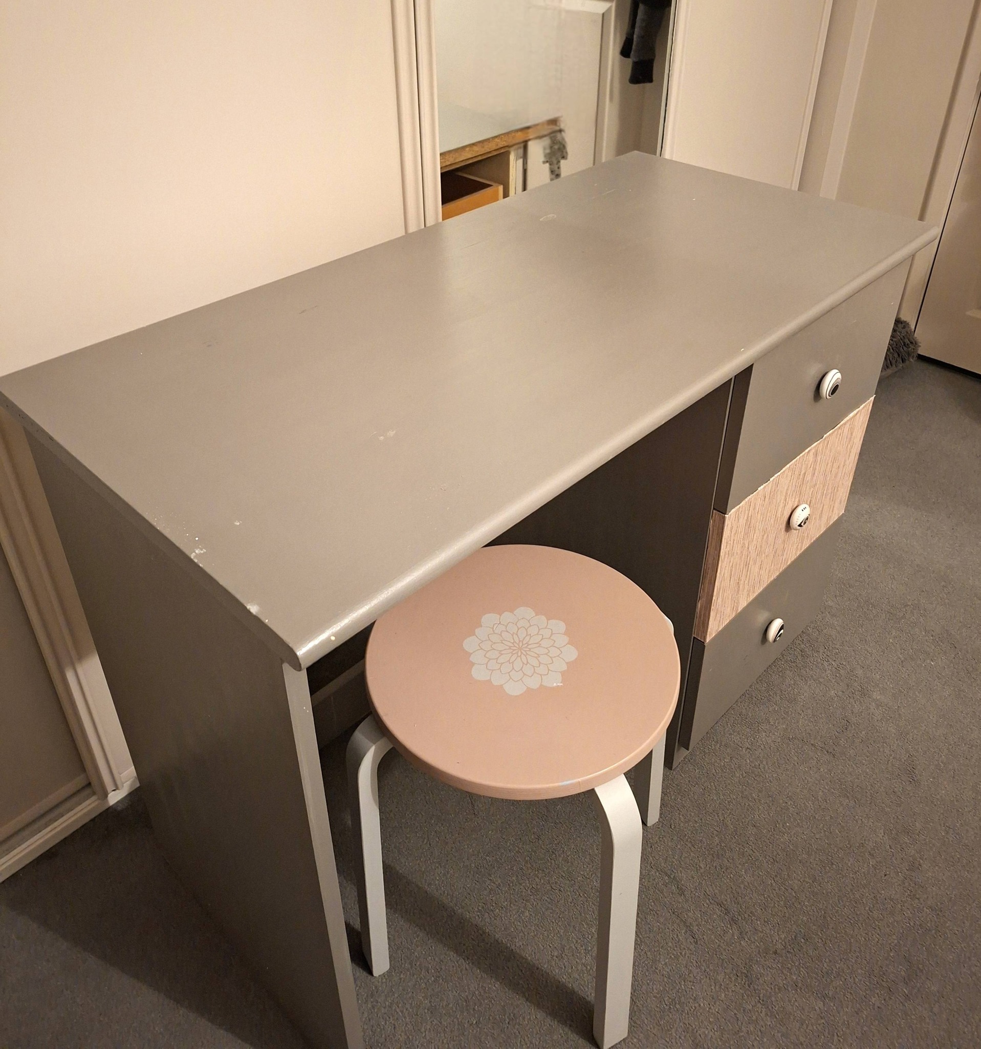 grey and pink dressing table Availavle again. Grey/pink & stool. W41