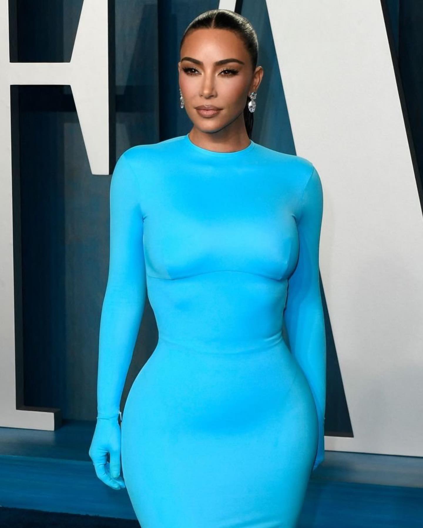 Kim Kardashian wearing icy-blue contact lenses and a gorgeous Gucci gown on the Vanity Fair Oscar Party red carpet 💙 #MTVMovies #KimKardashian #Oscars