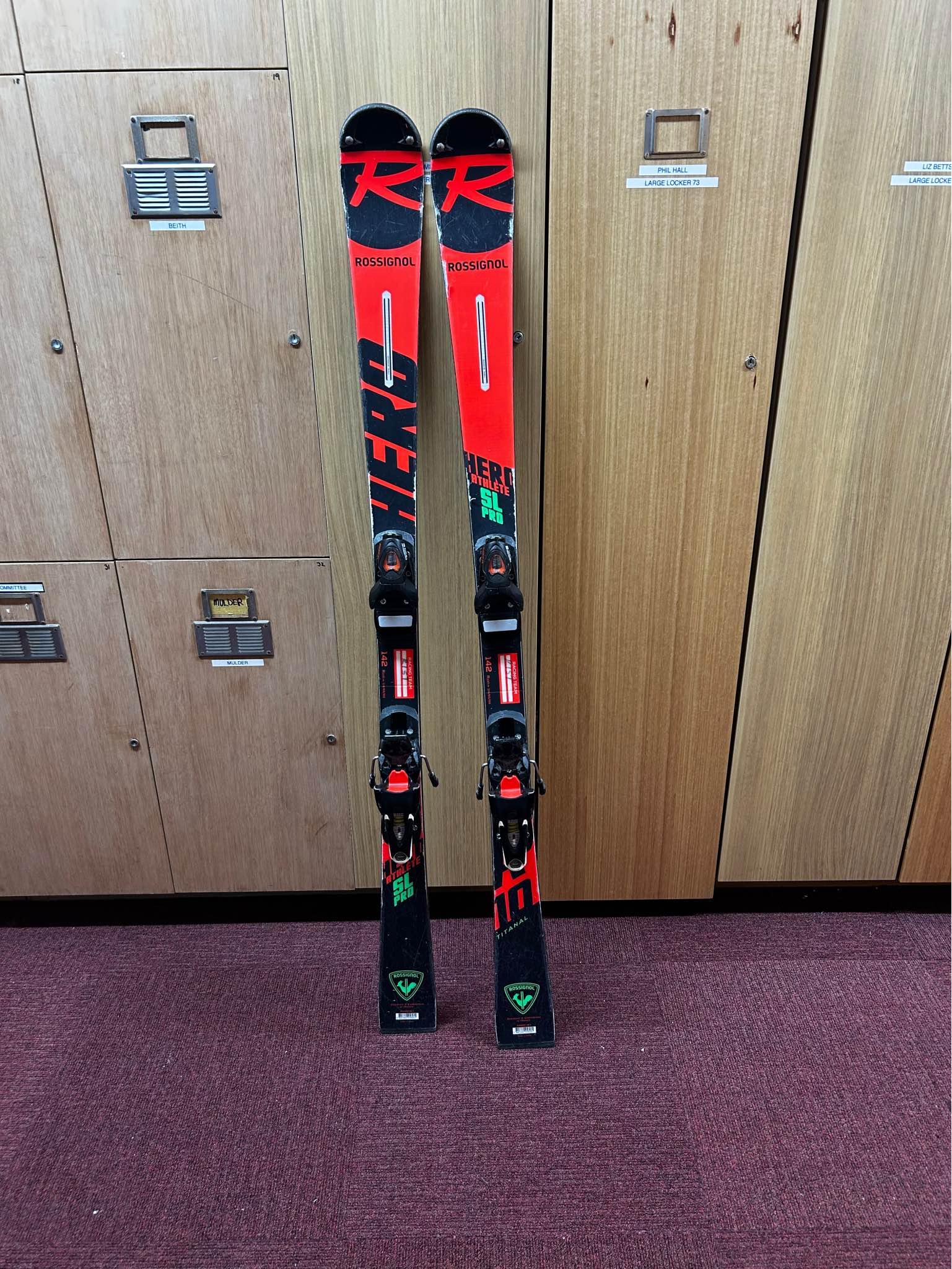 142cm Rossignol hero skis SL Pro Usual too sheet damage but bases 