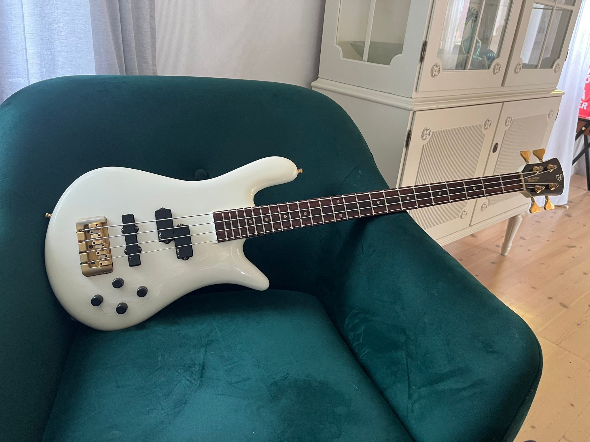 Spector NS-4CR bass guitar playing experience