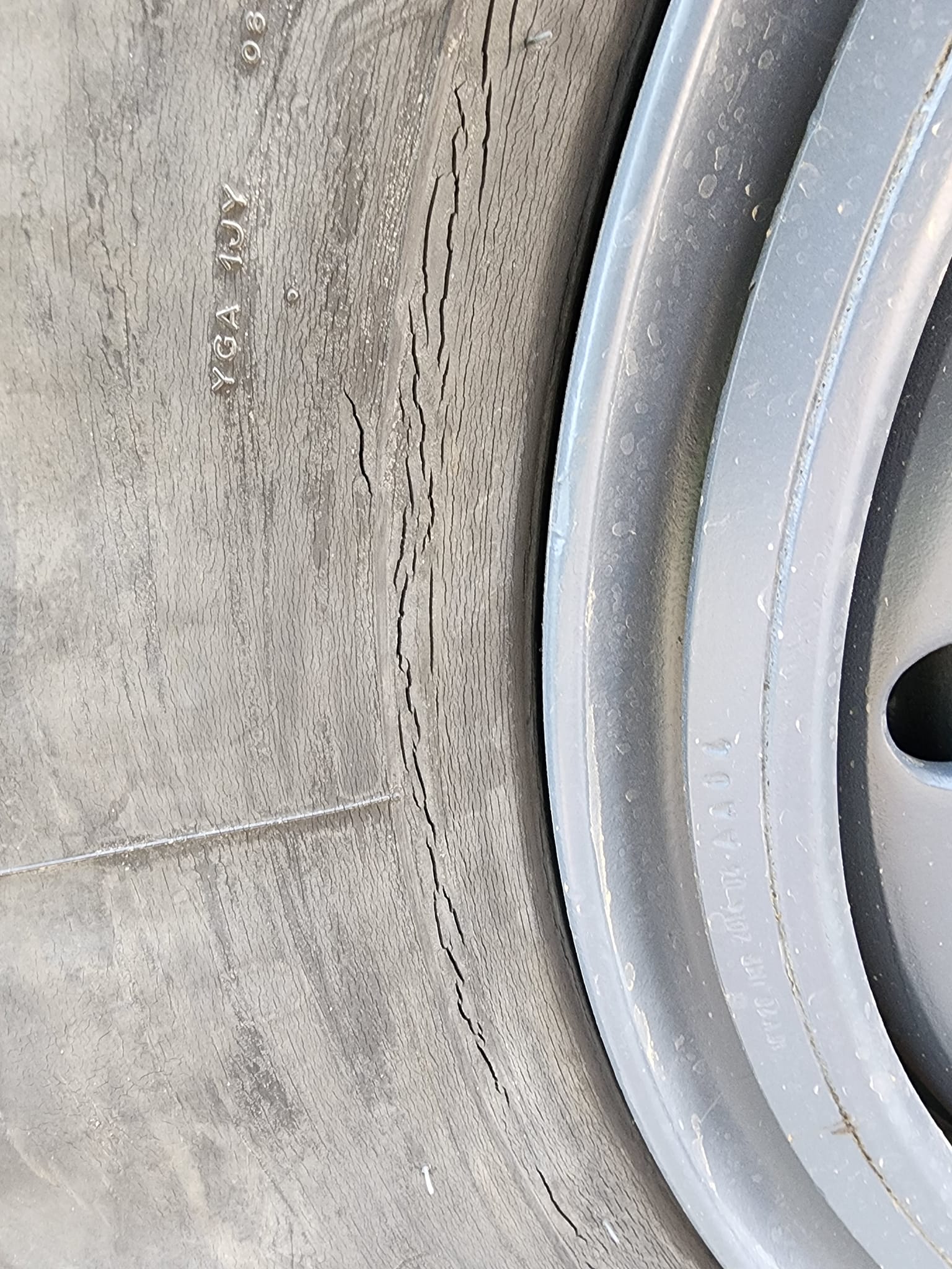 破損、 Are Michelin ZXL tires prone to cracking near the beading?