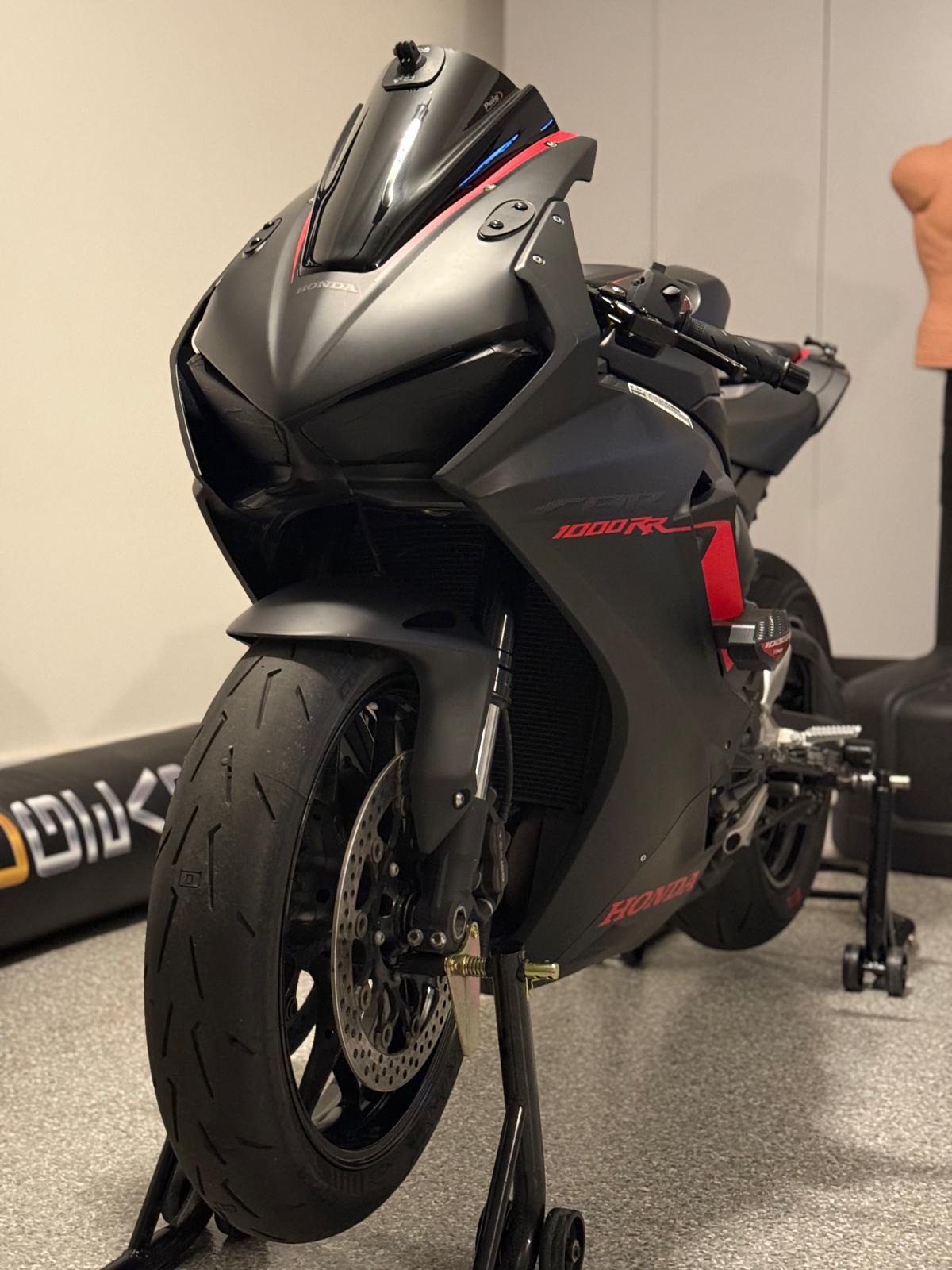 Is the CBR1000RR better than the R6 for track riding?