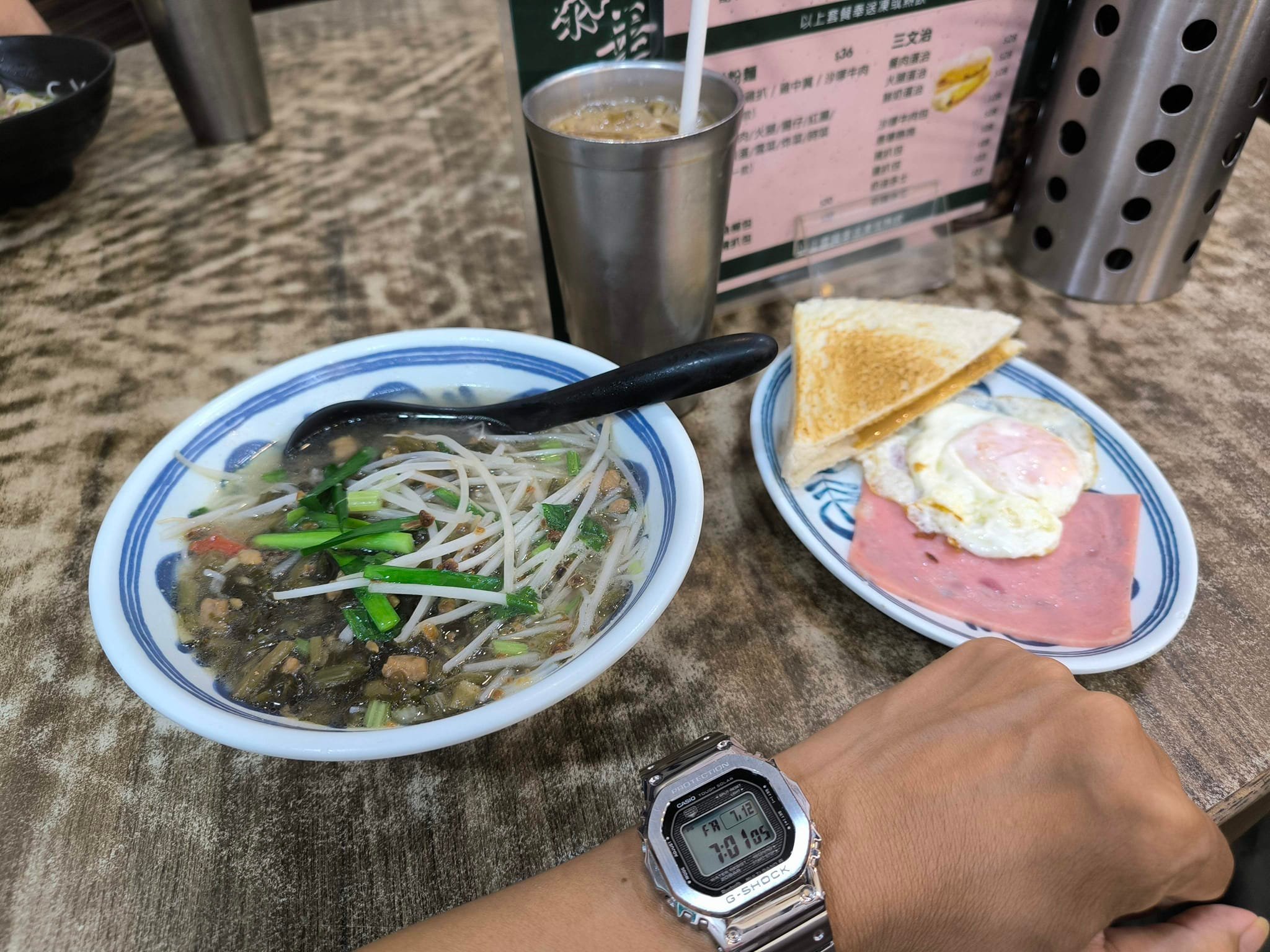 香港茶餐廳及美食關注組 | 油麻地砵蘭街泰華，醒神早餐36蚊，凍飲大大杯，唔使加價 | Facebook
