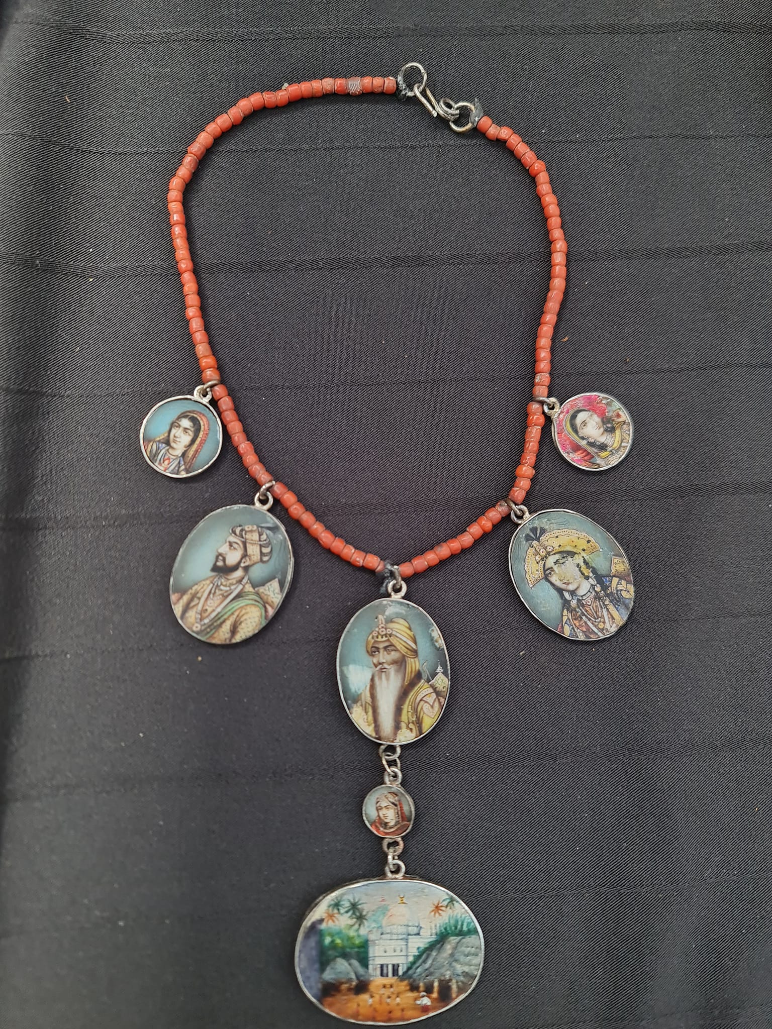 Silver necklace with tiger claws, made in India for the British 