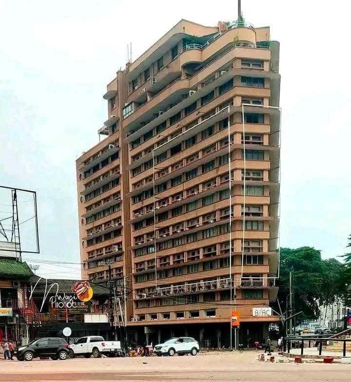 Koko Ian - L'immeuble Forescom est non seulement le...
