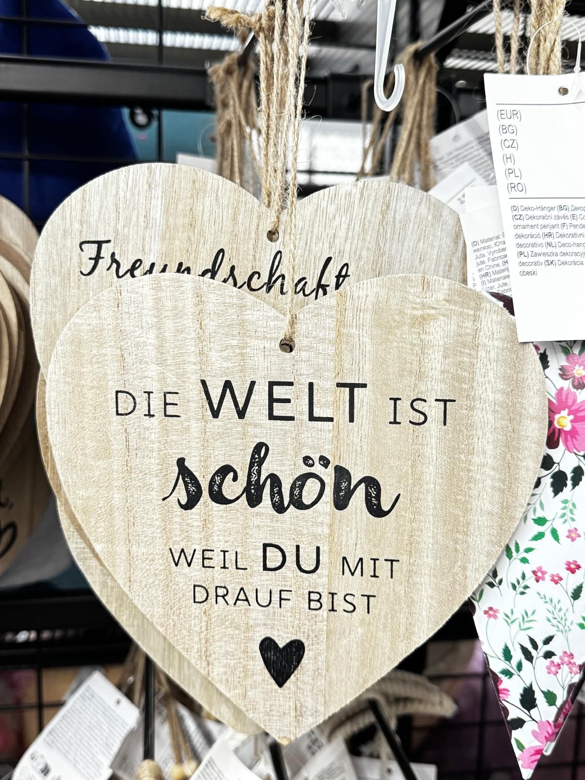 Hallo in die Runde, ich suche nach diesem Herzen aus Holz, das einzige was bei uns im Tedi war (Bild) hatte eine Beschädigung an der Spitze 😬 vielleicht hat jemand einen Tipp
