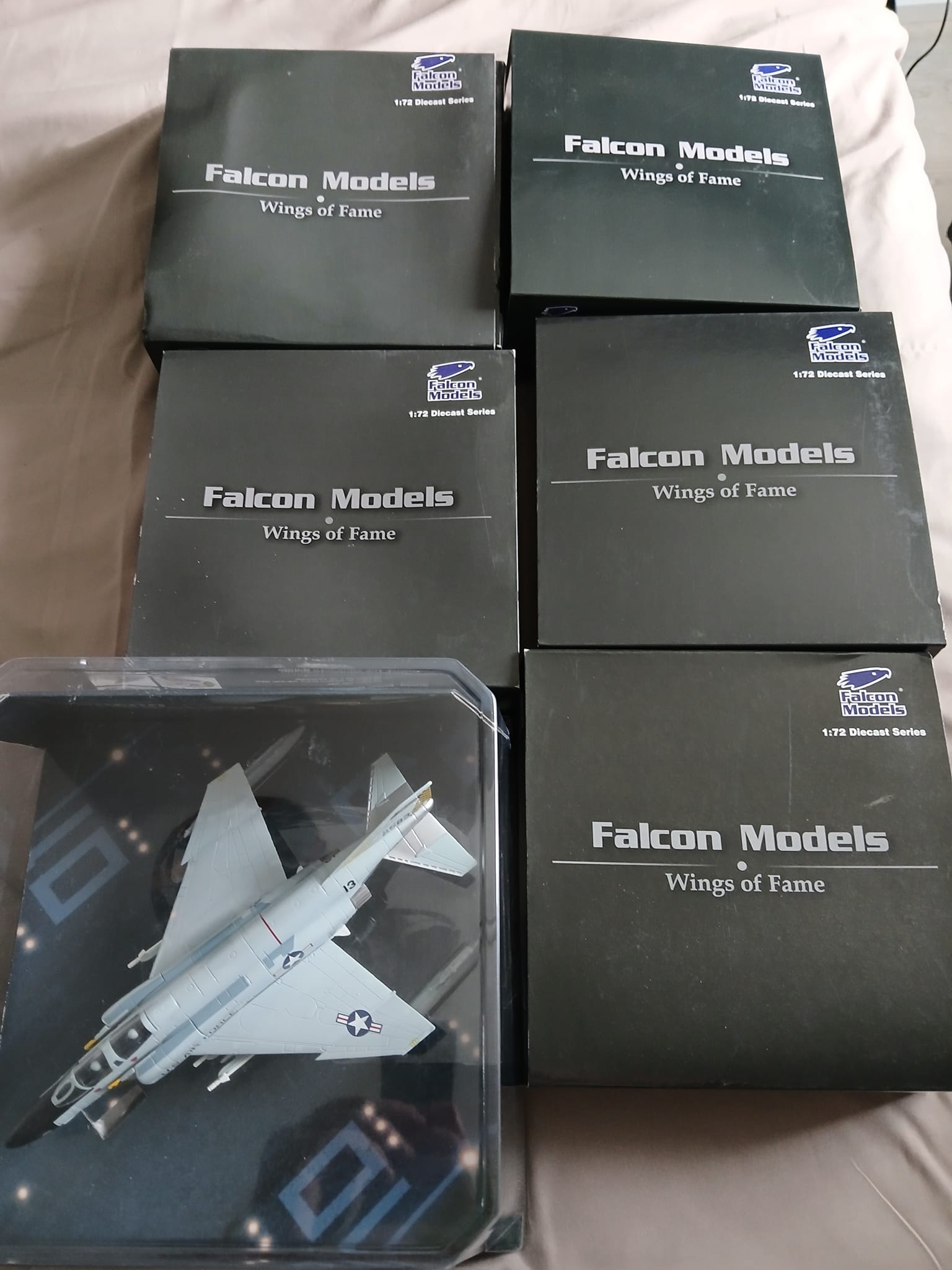 San po kaya may available na in era azure falcon 1/72 scale po
