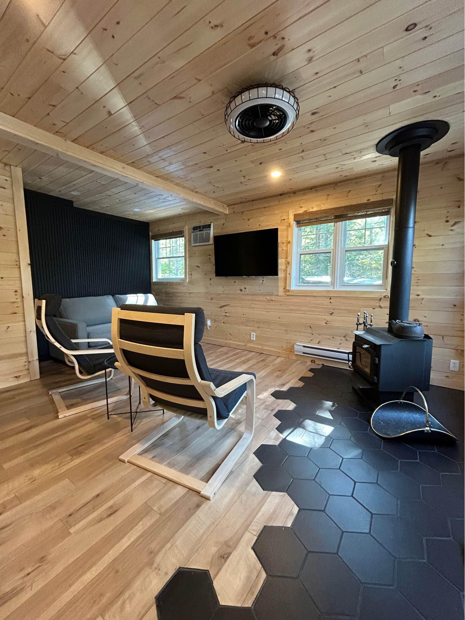 💛 Petit chalet cosy pour 2 personnes bord de l’eau, foyer et spa