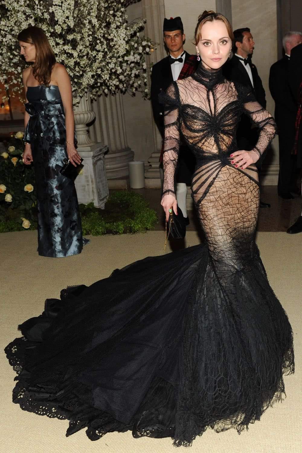 christina ricci golden globes dress wore a #DolceGabbana Black bustier with lace detail in the occasion of the ShowTime's 