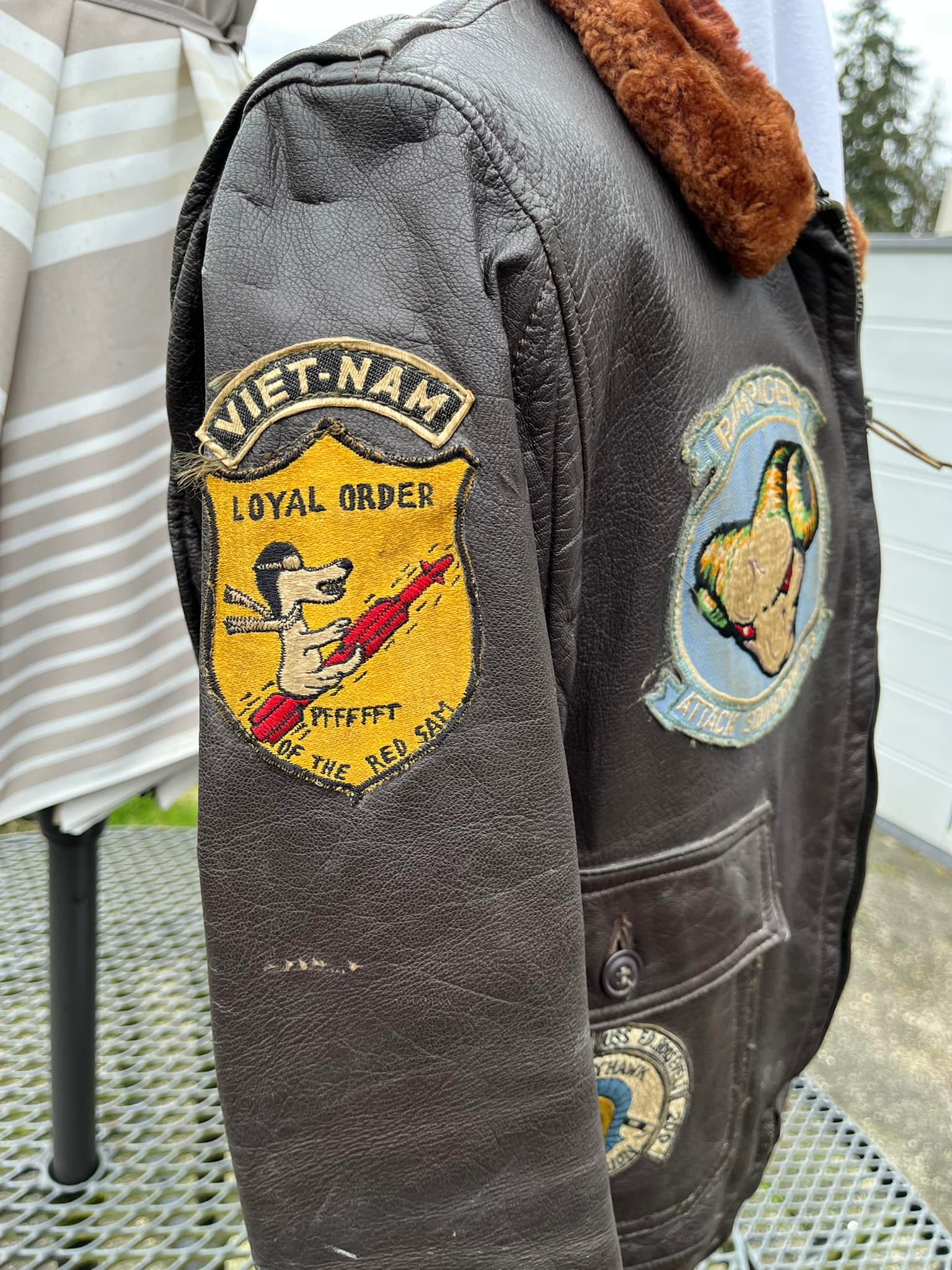 Vietnam vintage USN flight jacket with LORs patch display picture 1