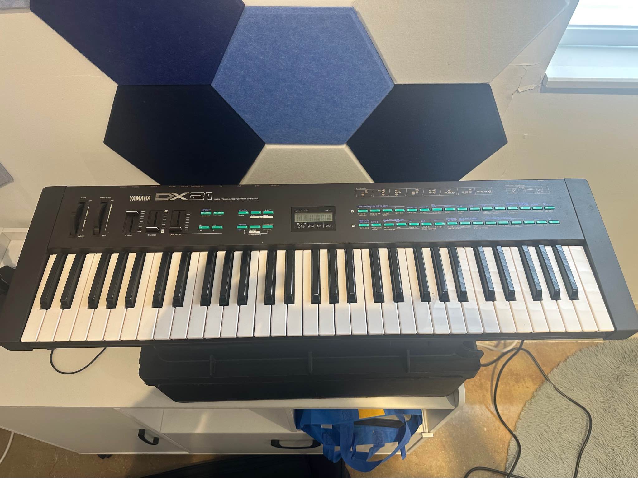 How to use the Yamaha DX21 synthesizer?
