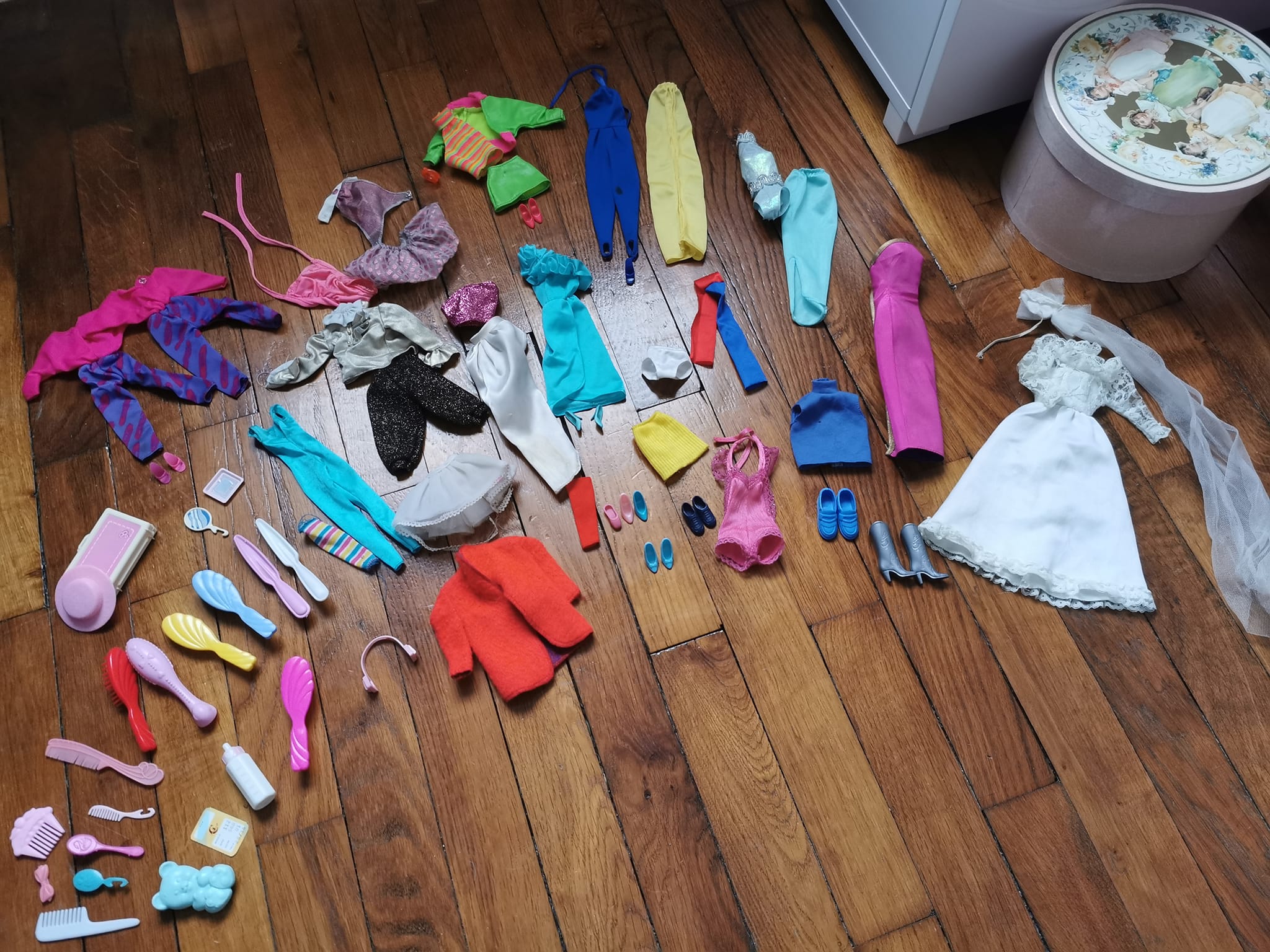 32 Articles/ensemble Accessoires pour Poupée=10 Pcs Vêtements de Poupée Robe+4 Lunettes+6 Collier en Plastique+2 Sacs à Main+10 Paires de Chaussures pour Poupée Barbie