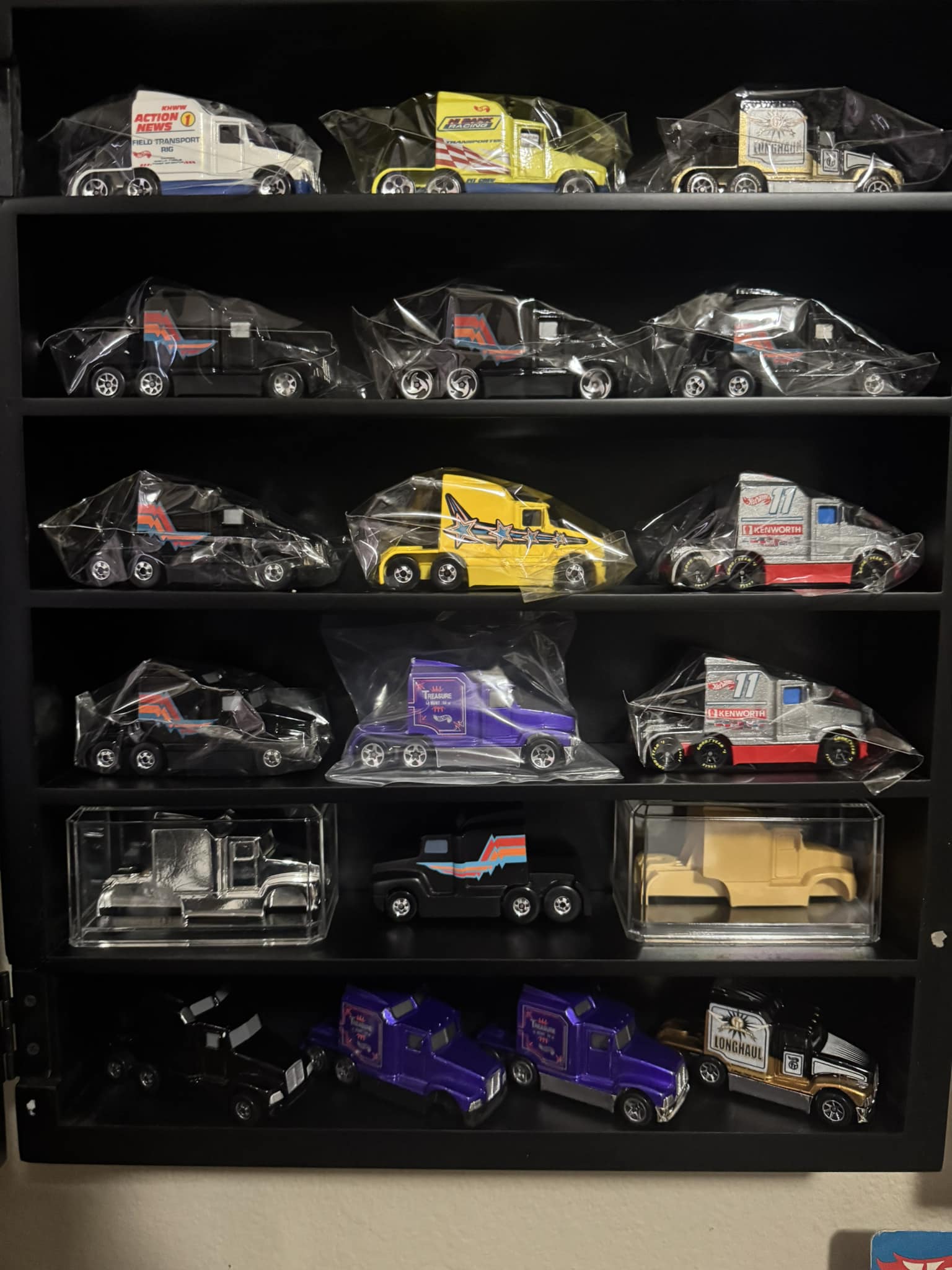 COLLECTORS… 🏁🔥 The legend himself, Larry Wood, is hitting the