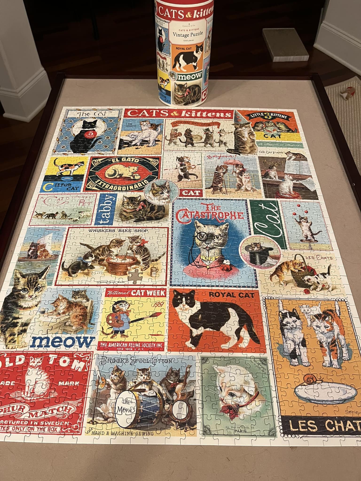 Puzzle Vintage Da 1000 Pezzi Cavallini & Co. - Tema Gatti, Con Custodia A Tubo E Sacchetto In Chiffon