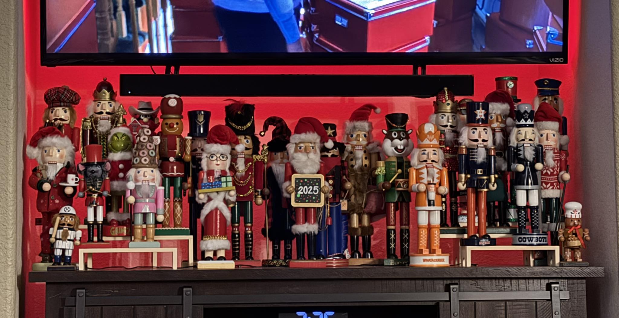 How to display a large collection of nutcrackers in a smaller area? display picture 1