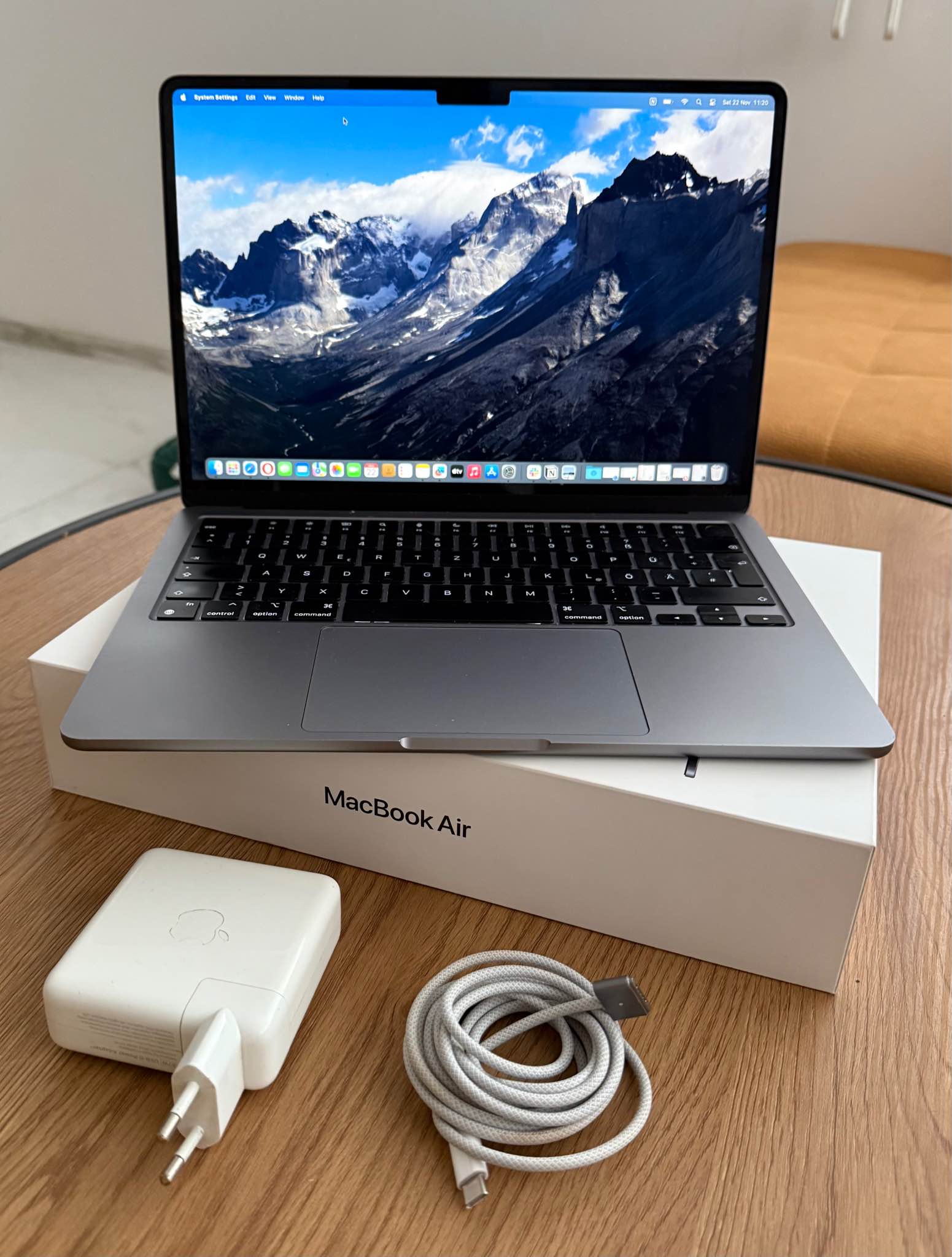 MacBook Air 2022 -Chip: Apple M2 -RAM: 16GB -SSD: 500GB -Display 