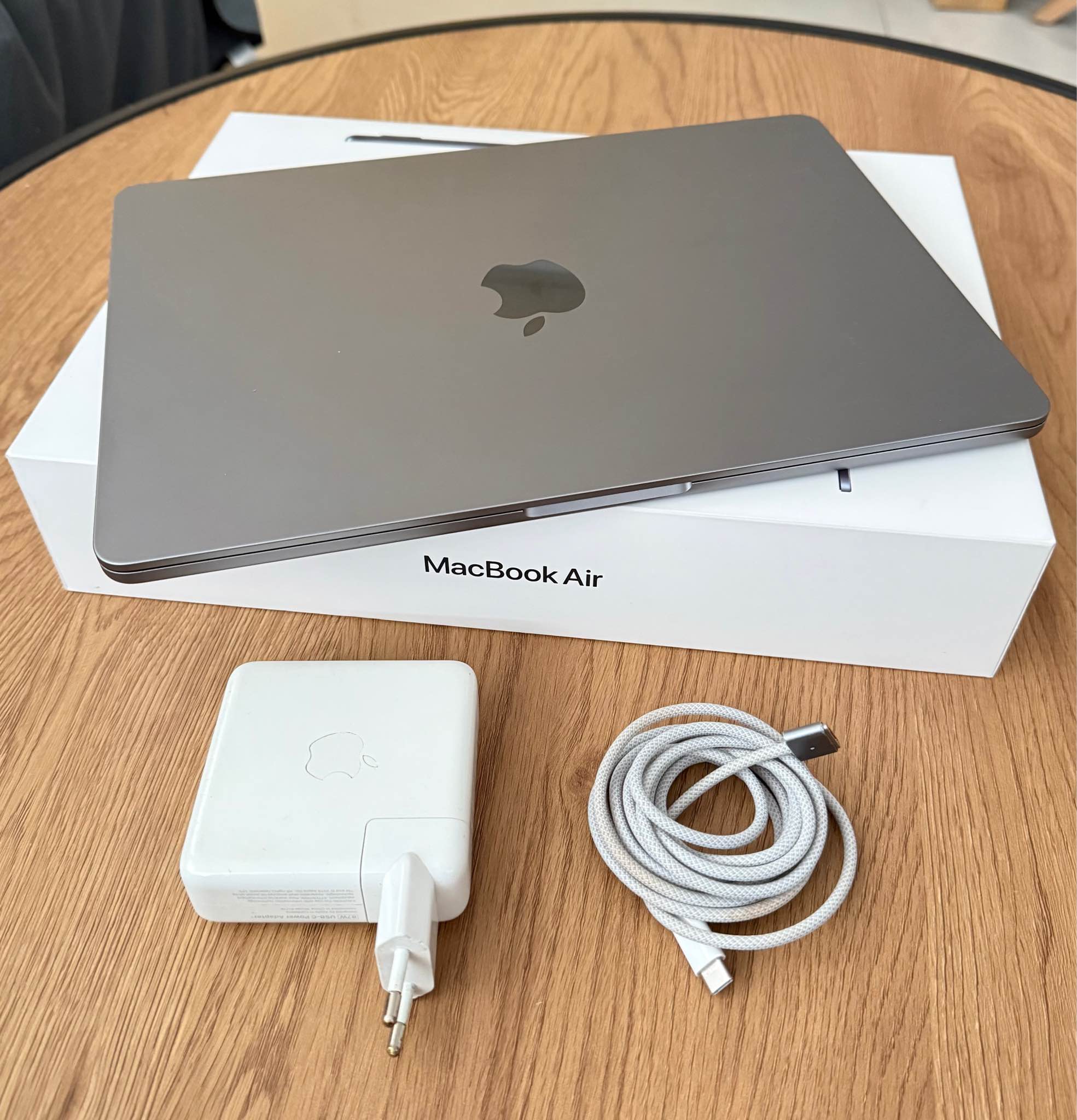 MacBook Air 2022 -Chip: Apple M2 -RAM: 16GB -SSD: 500GB -Display 
