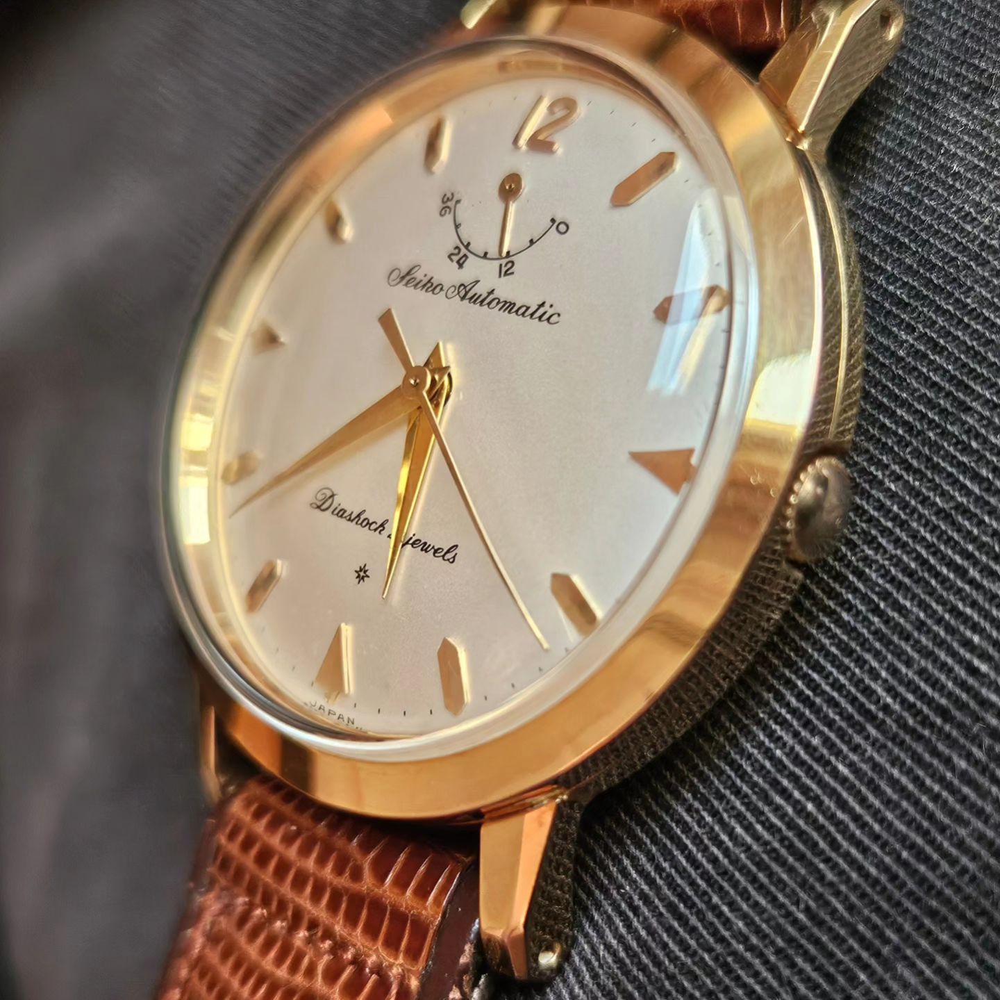 Seiko 8m11-6000 watch with dual-crown design