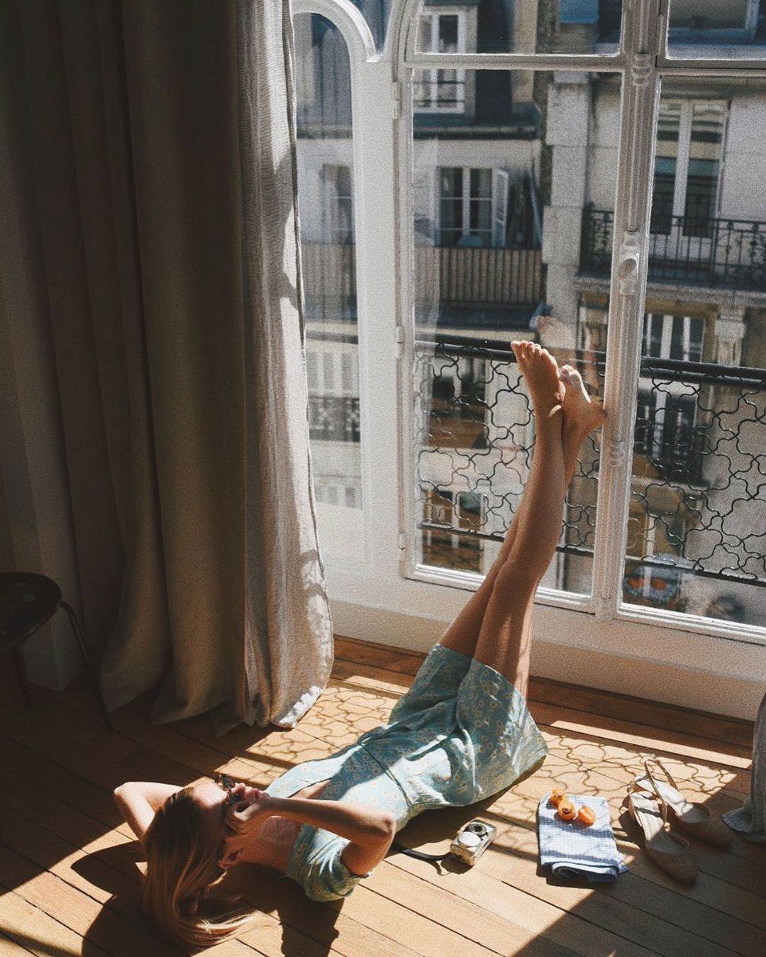 Bronze T On A Travers Une Vitre