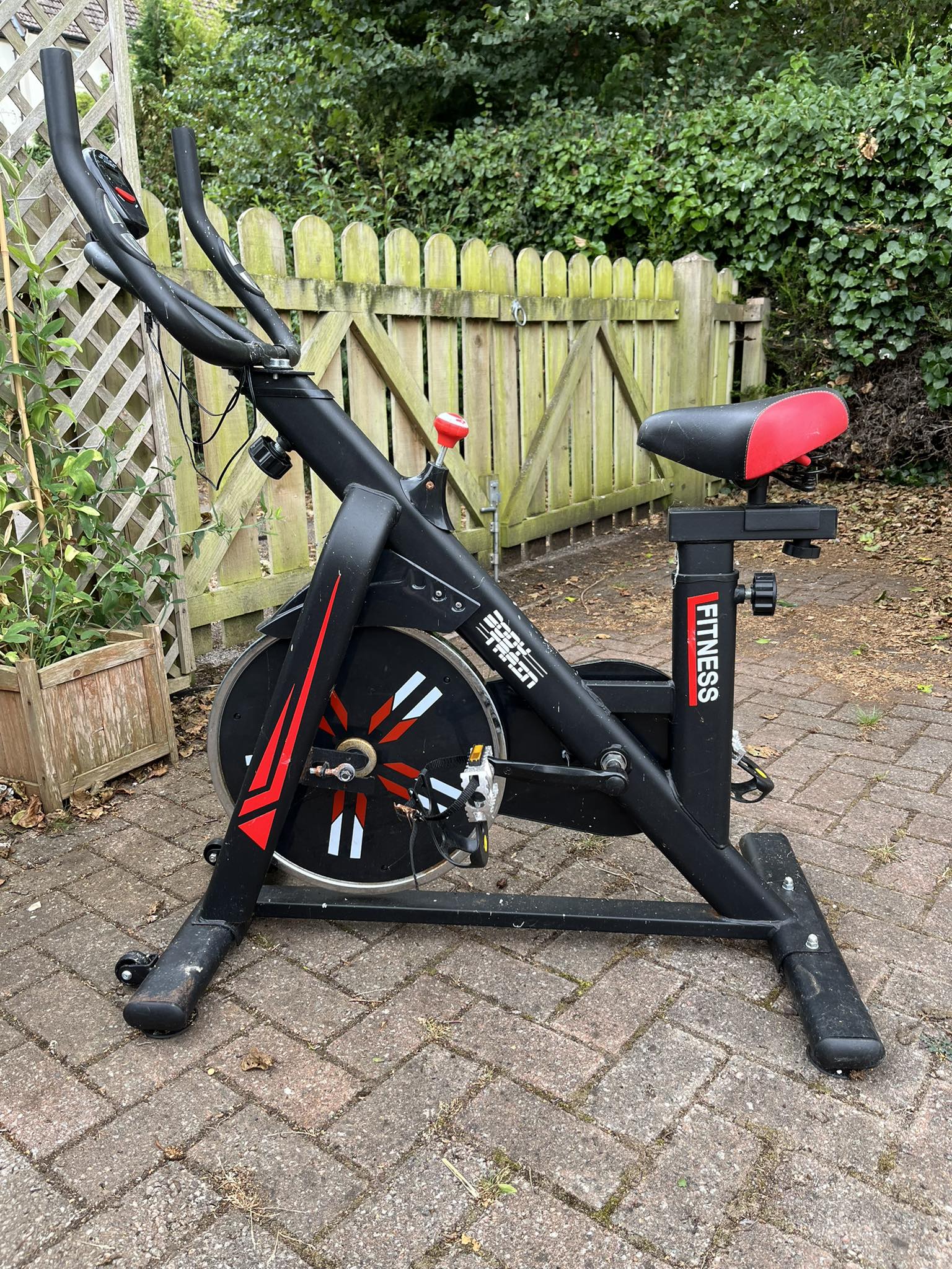 wd 40 dm Free to collect. Needs a clean and a bit of WD40. for information Holz Kommode