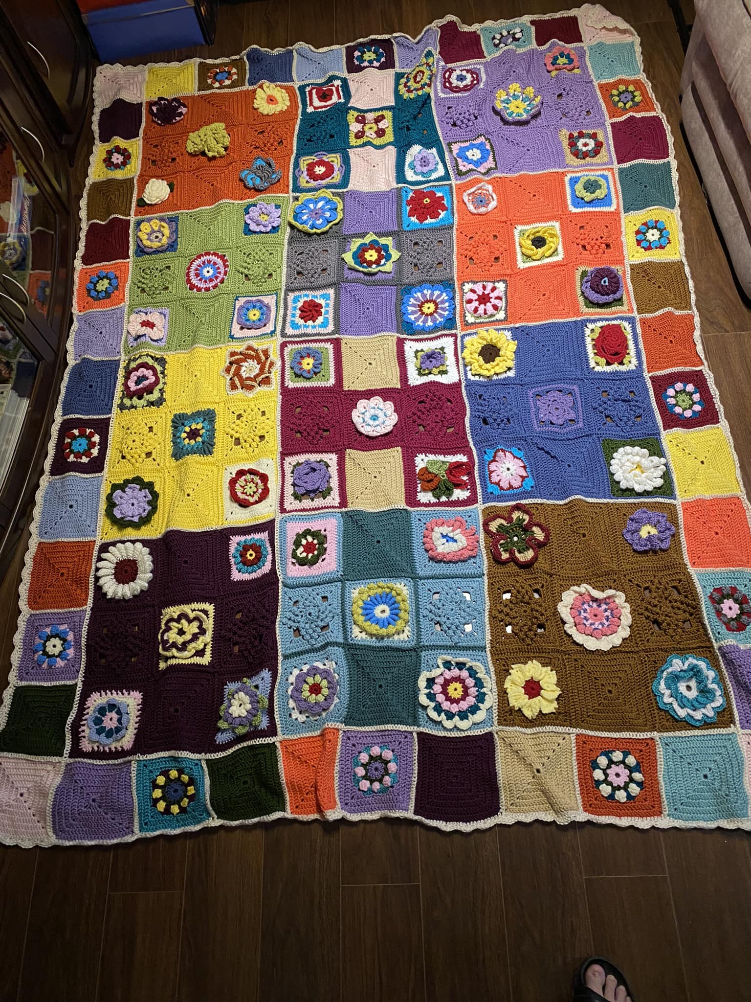 Scrap yarn flower pattern for gardening gift
